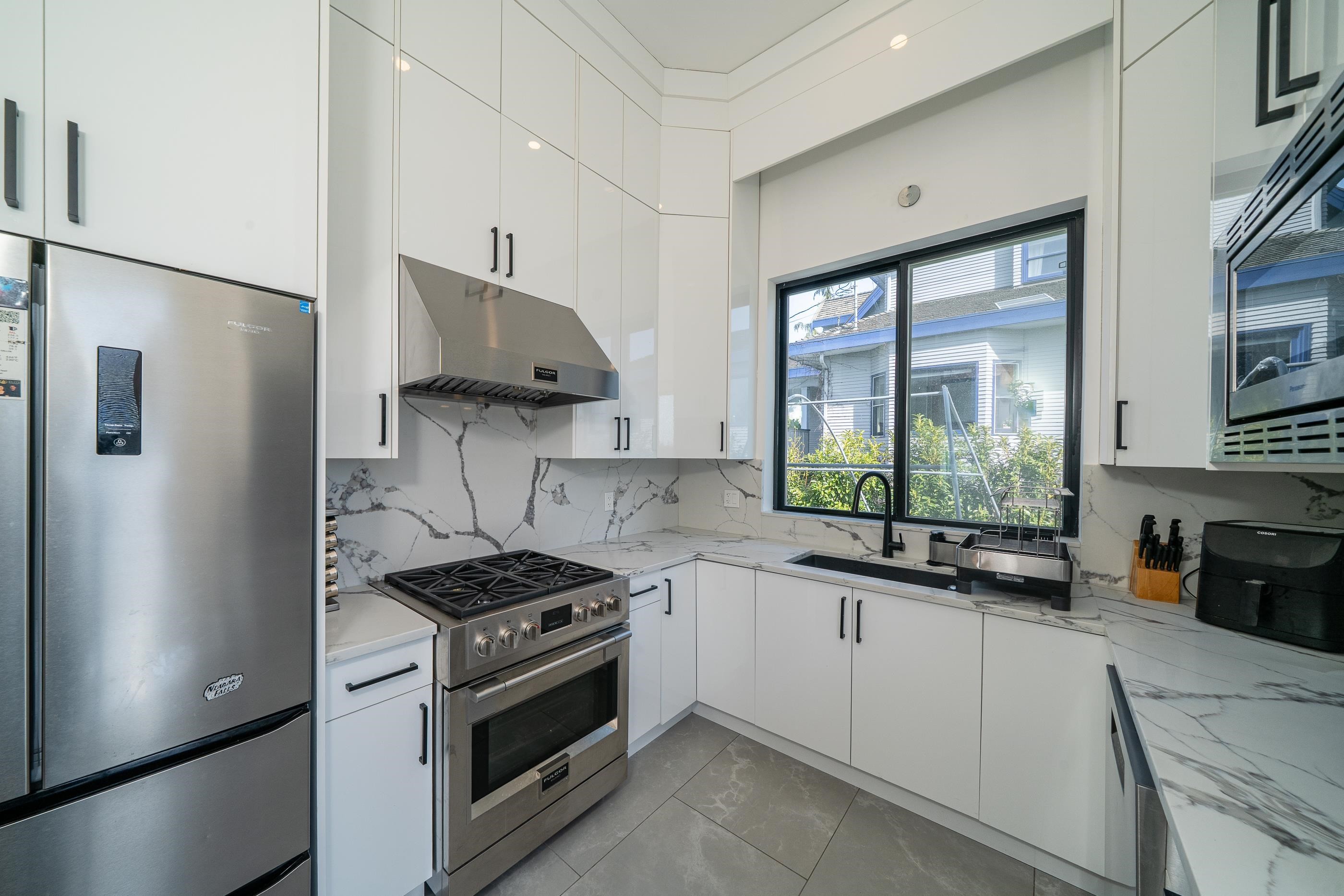 11500 Blundell Road, Richmond, BC - Indoor Photo Showing Kitchen