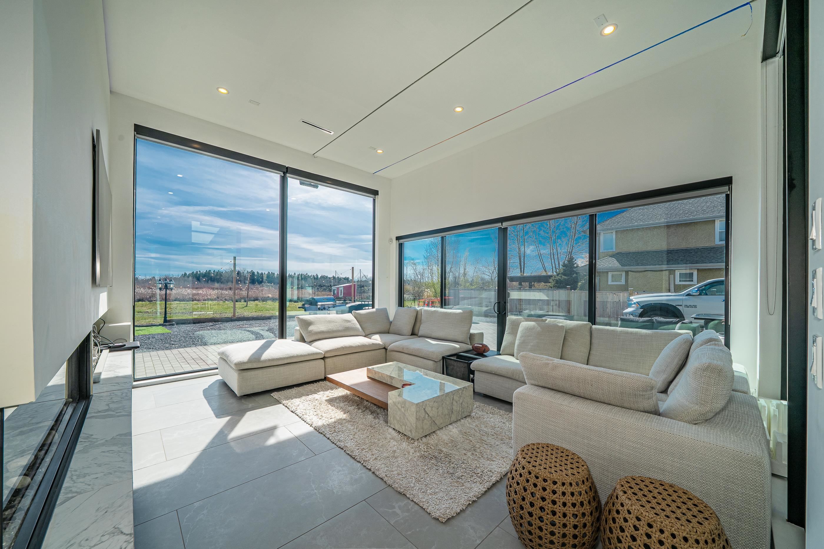 11500 Blundell Road, Richmond, BC - Indoor Photo Showing Living Room