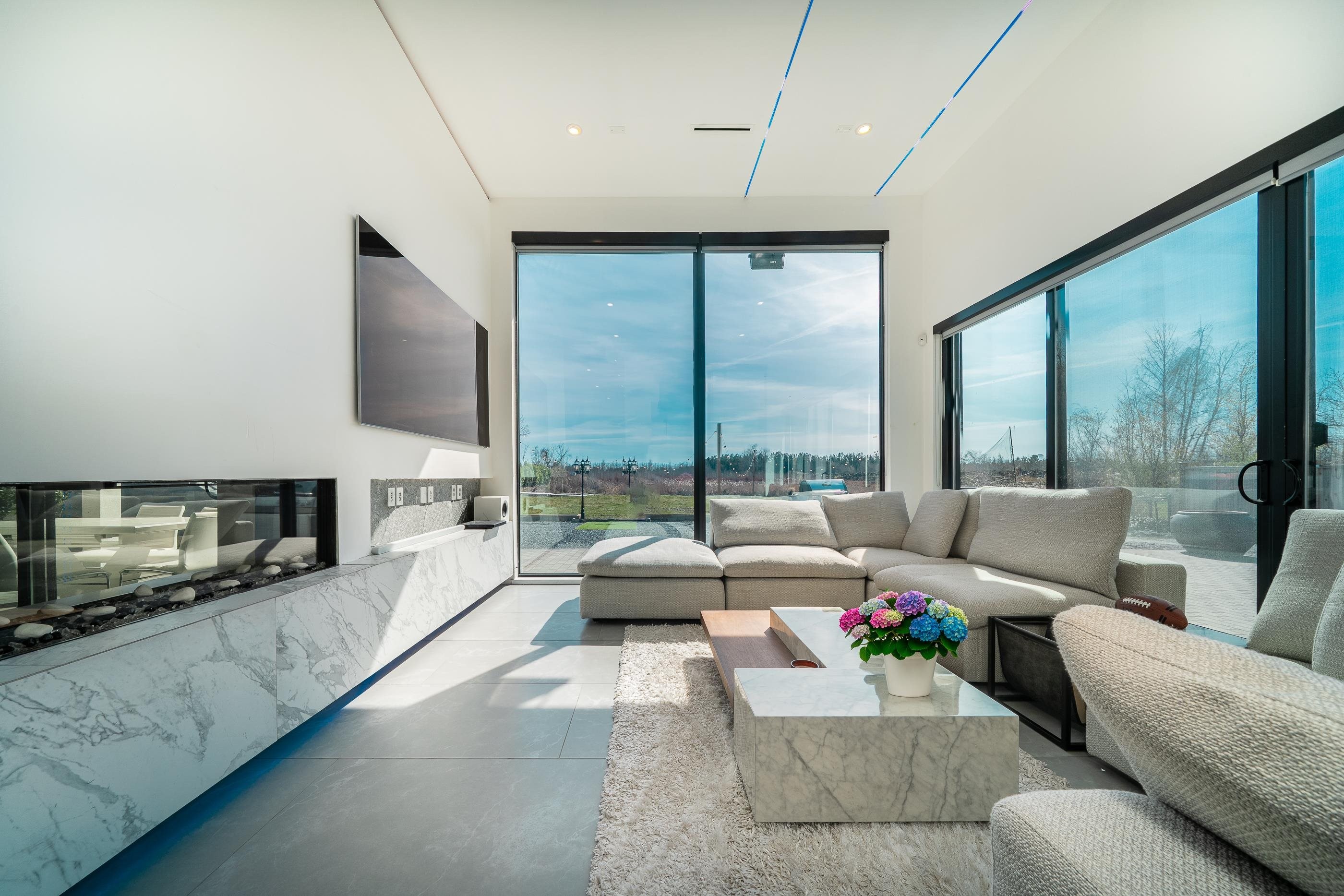 11500 Blundell Road, Richmond, BC - Indoor Photo Showing Living Room