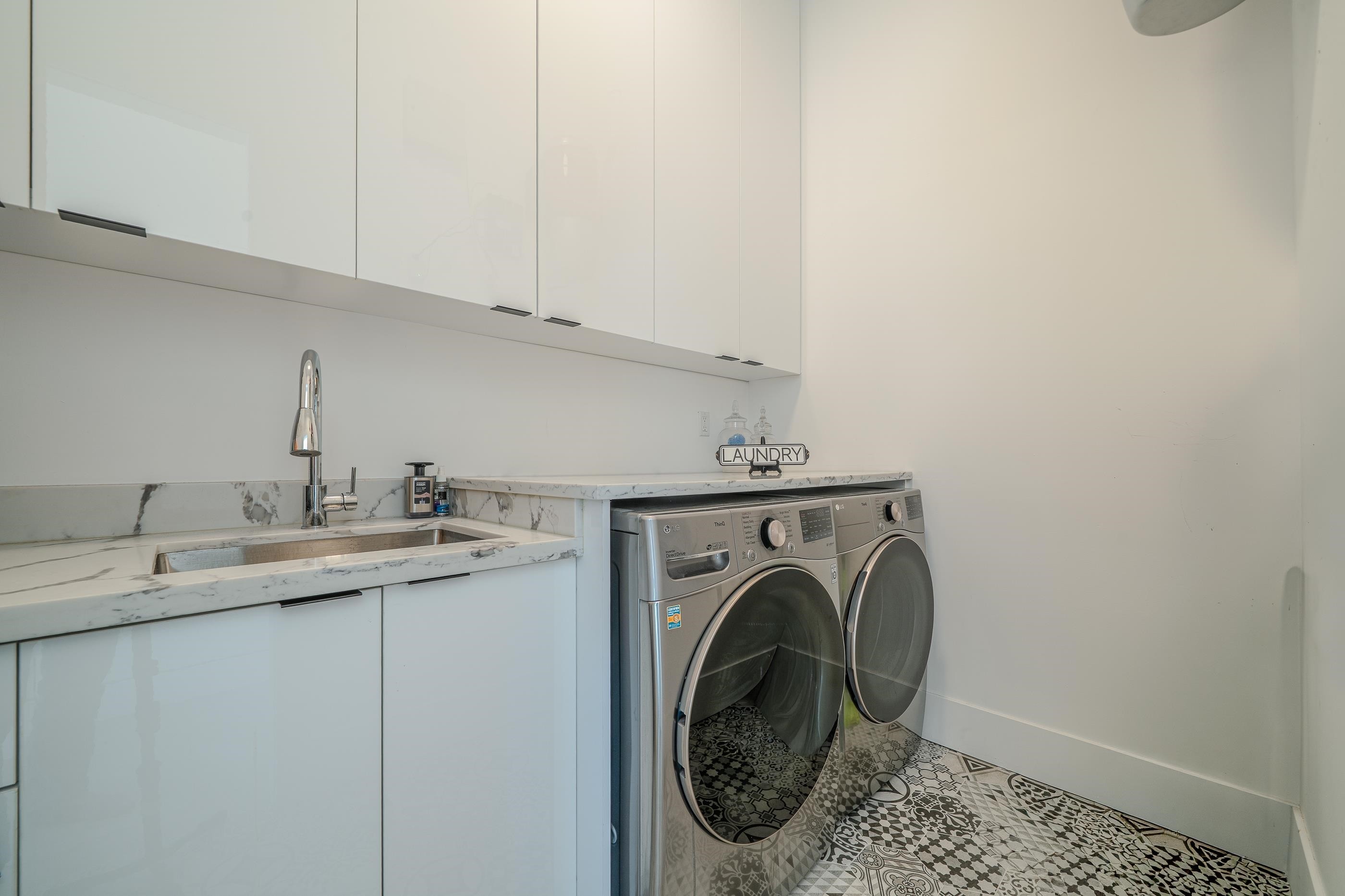 11500 Blundell Road, Richmond, BC - Indoor Photo Showing Laundry Room