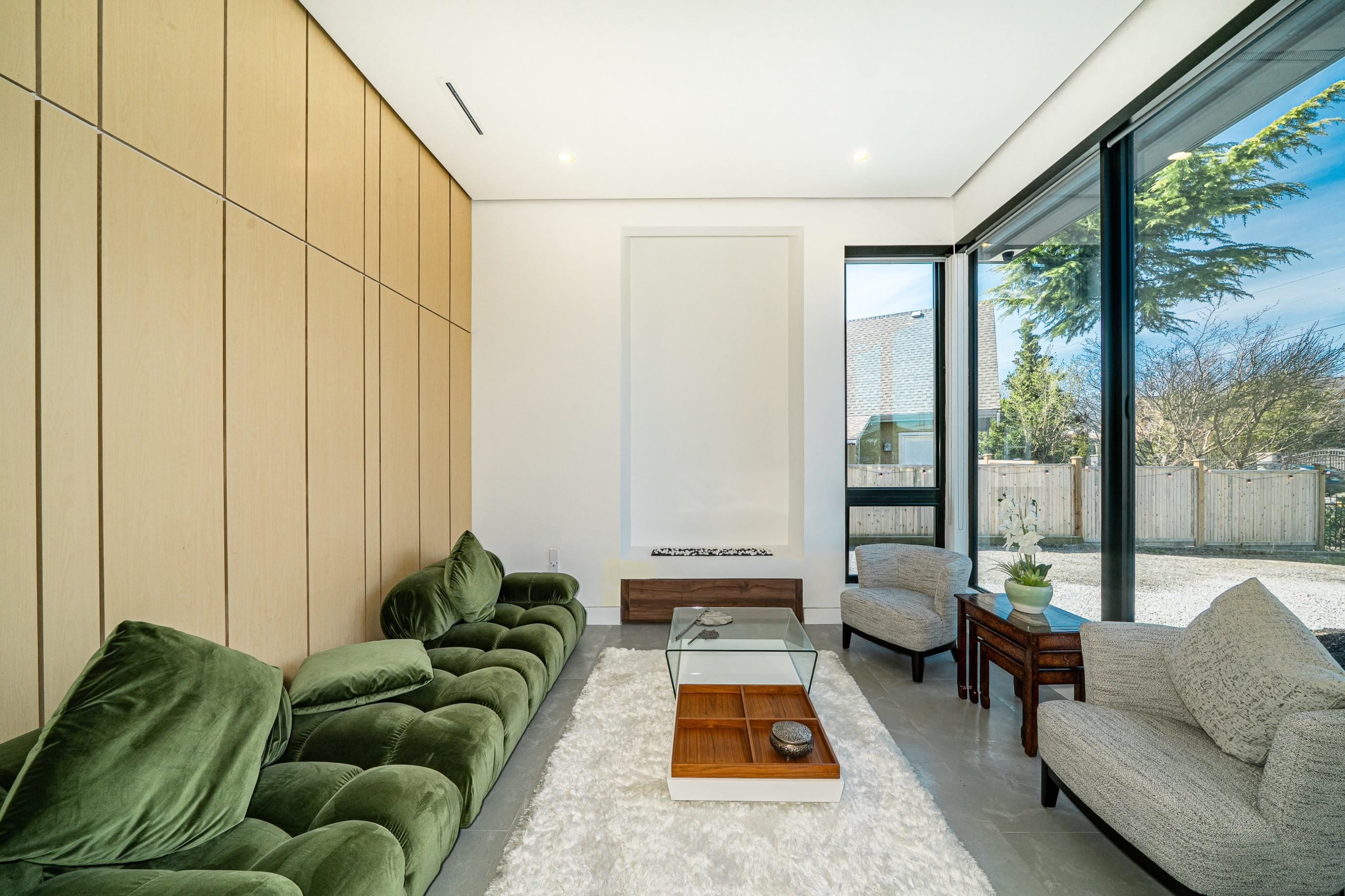 11500 Blundell Road, Richmond, BC - Indoor Photo Showing Living Room