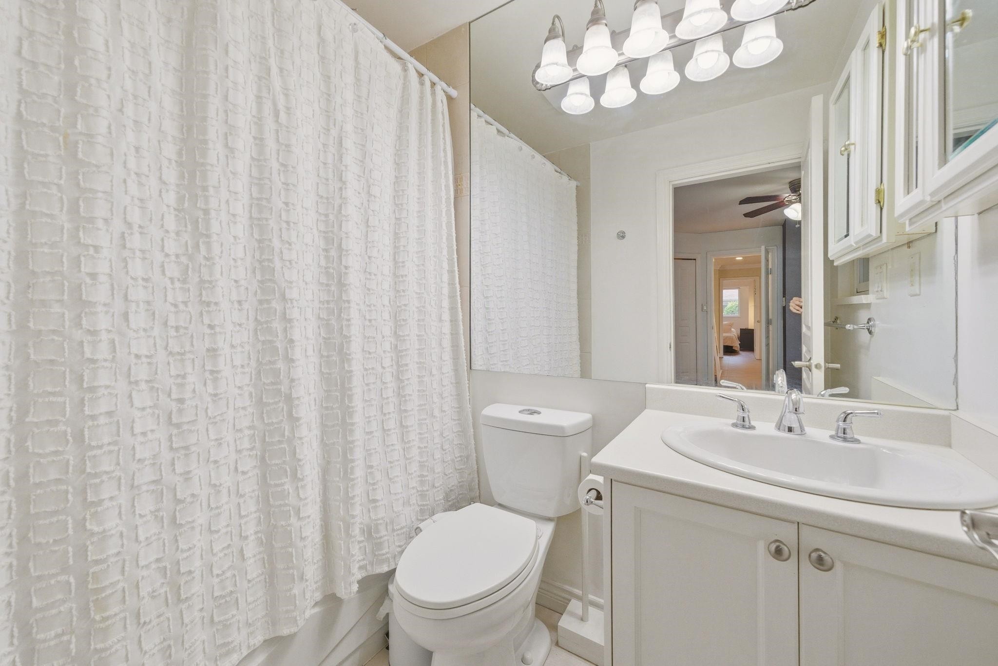 562 Keith Road W, North Vancouver, BC - Indoor Photo Showing Bathroom