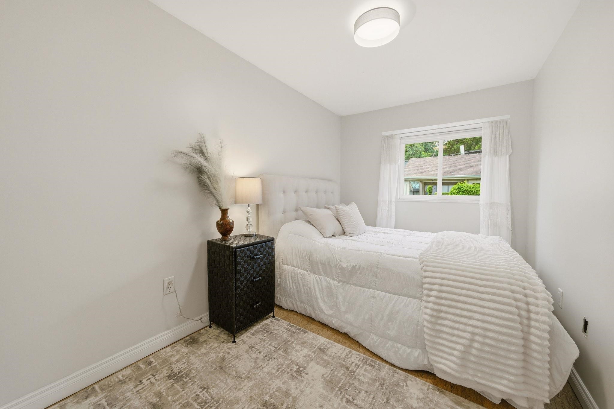 562 Keith Road W, North Vancouver, BC - Indoor Photo Showing Bedroom