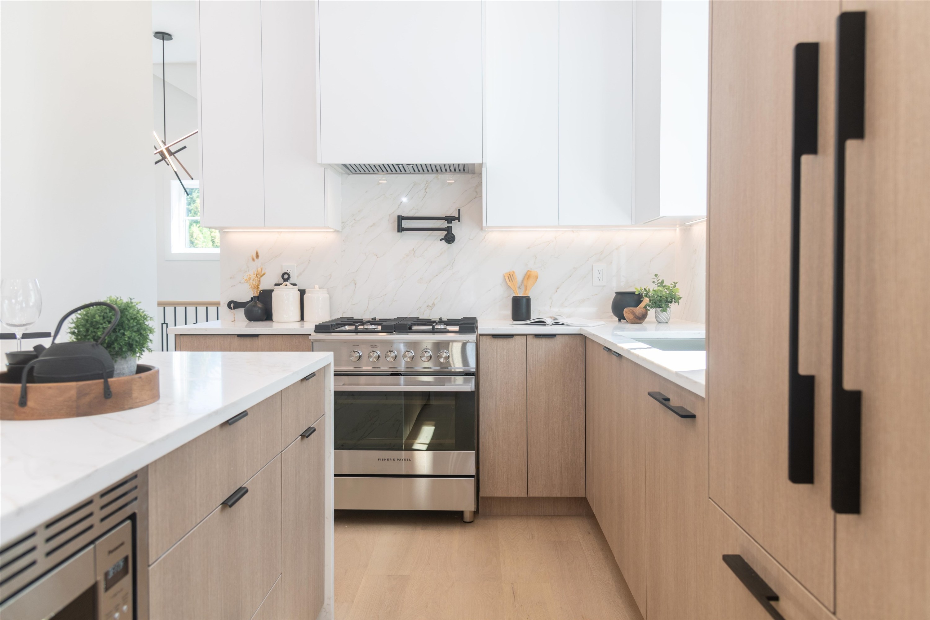 9251 Kilby Street, Richmond, BC - Indoor Photo Showing Kitchen With Upgraded Kitchen