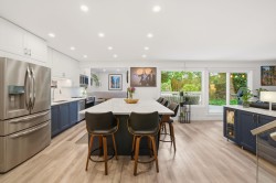 4-9151 Forest Grove Drive Burnaby, BC V5A 3Z5