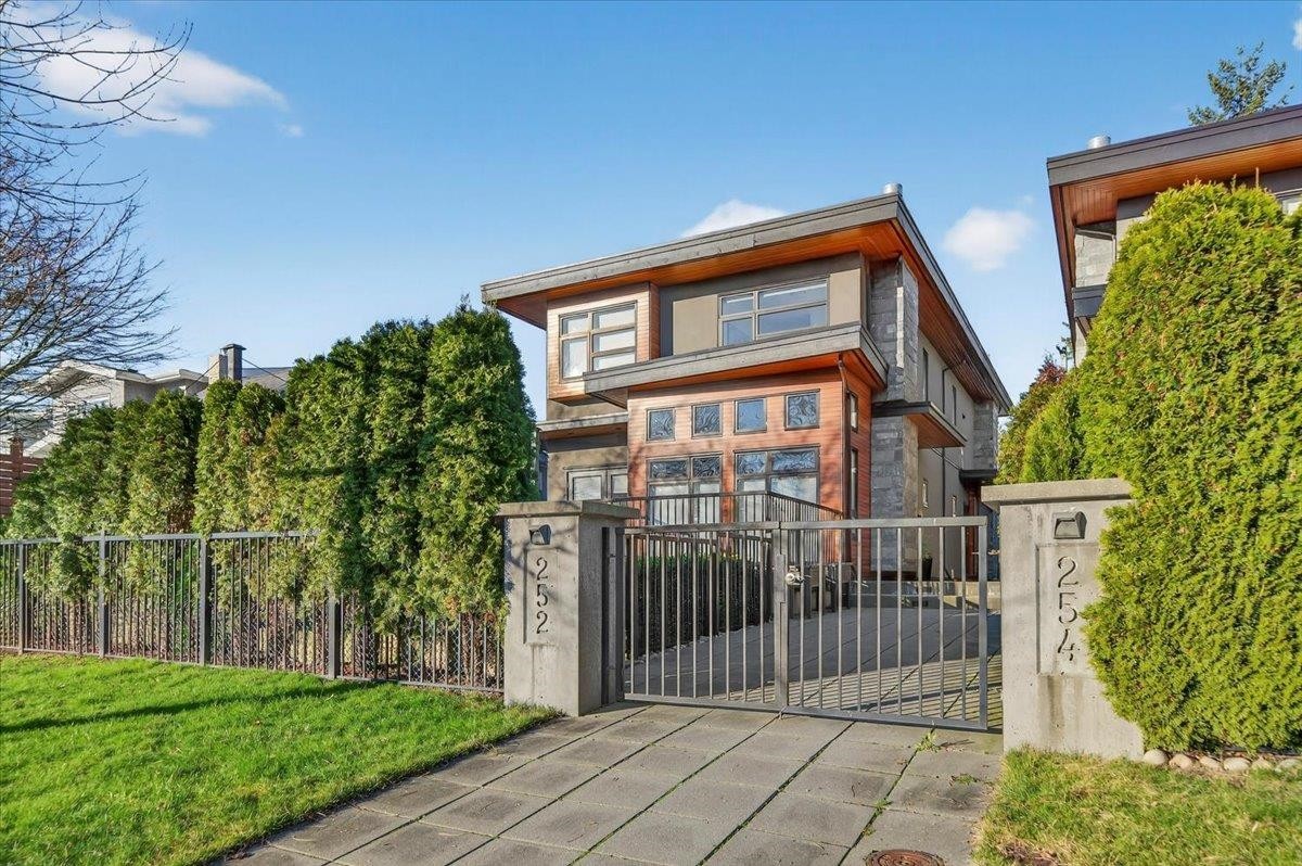 2-252 19Th Street E, North Vancouver, BC
