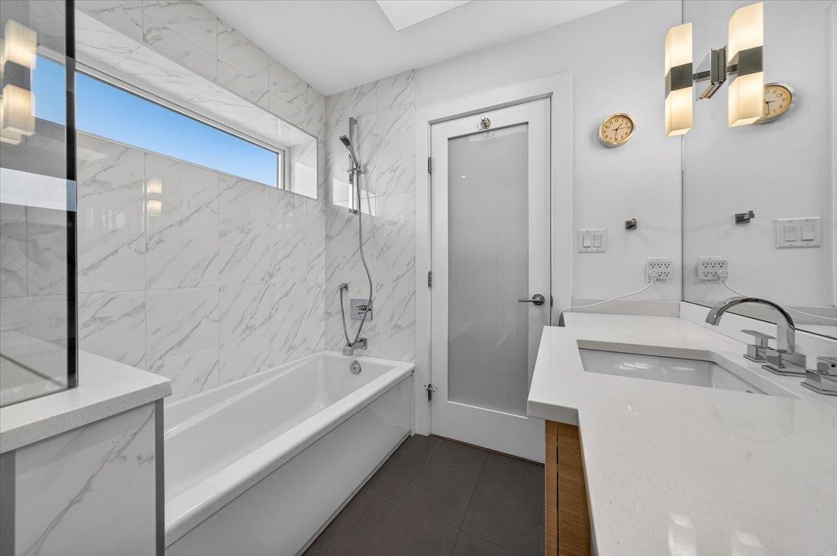 2-252 19Th Street E, North Vancouver, BC