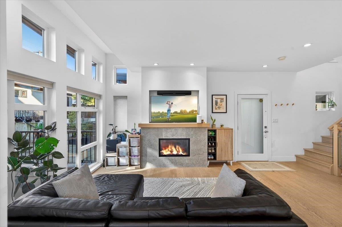 2-252 19Th Street E, North Vancouver, BC