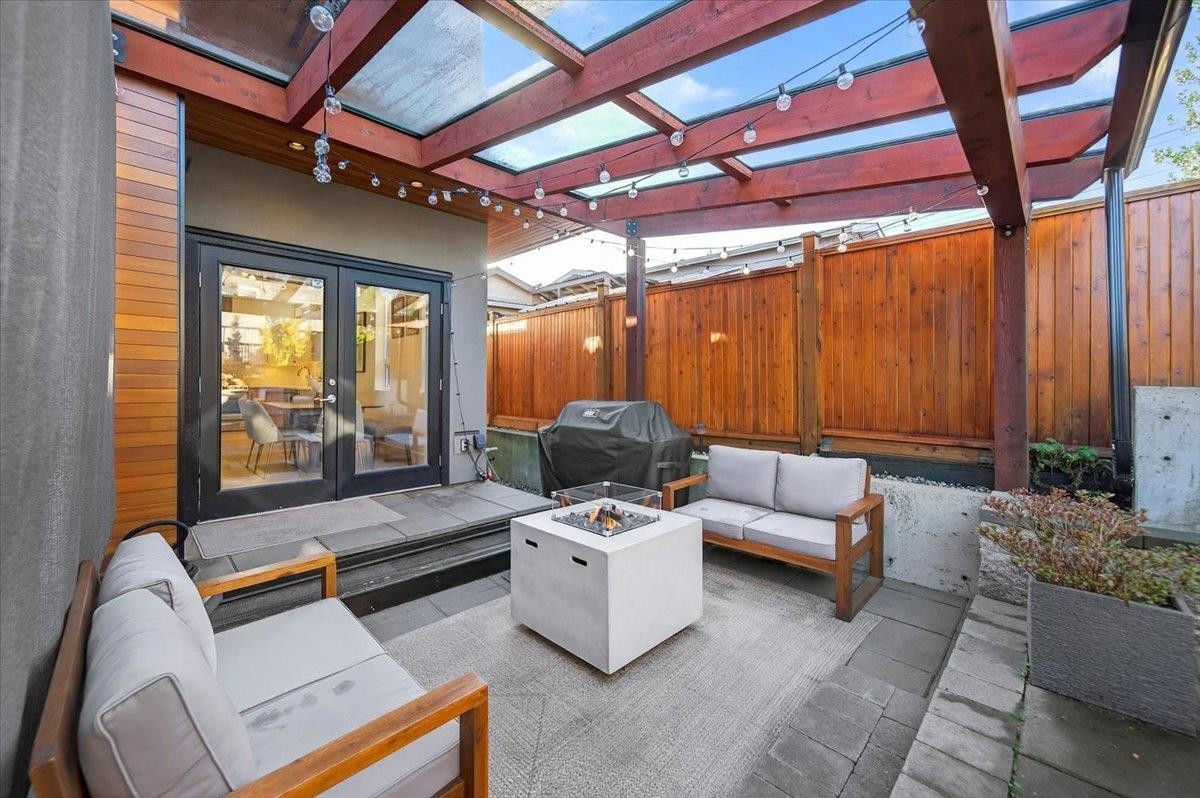 2-252 19Th Street E, North Vancouver, BC