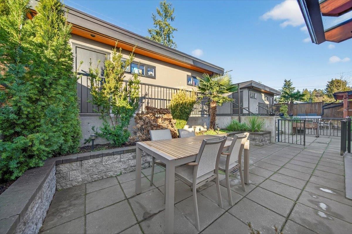2-252 19Th Street E, North Vancouver, BC