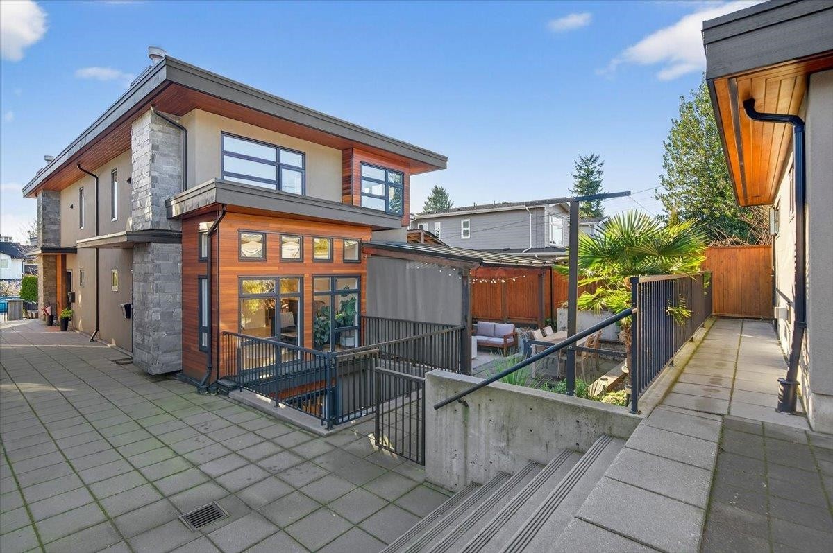 2-252 19Th Street E, North Vancouver, BC