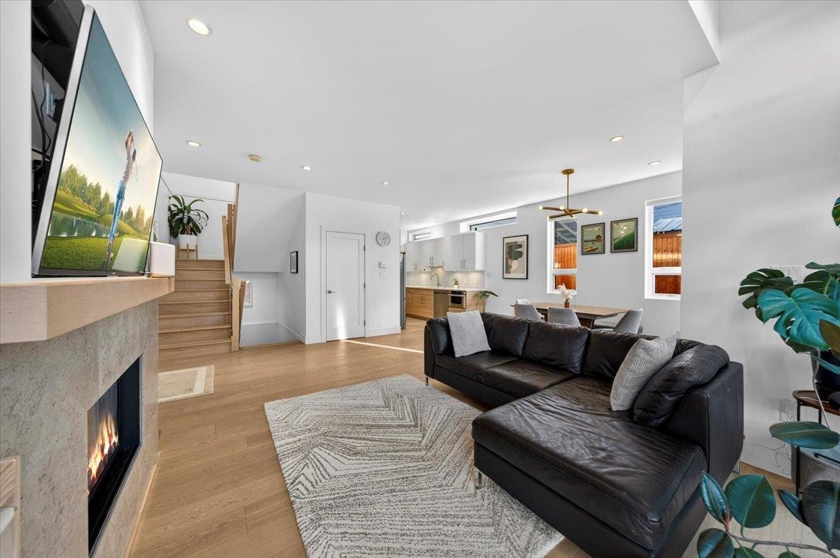2-252 19Th Street E, North Vancouver, BC