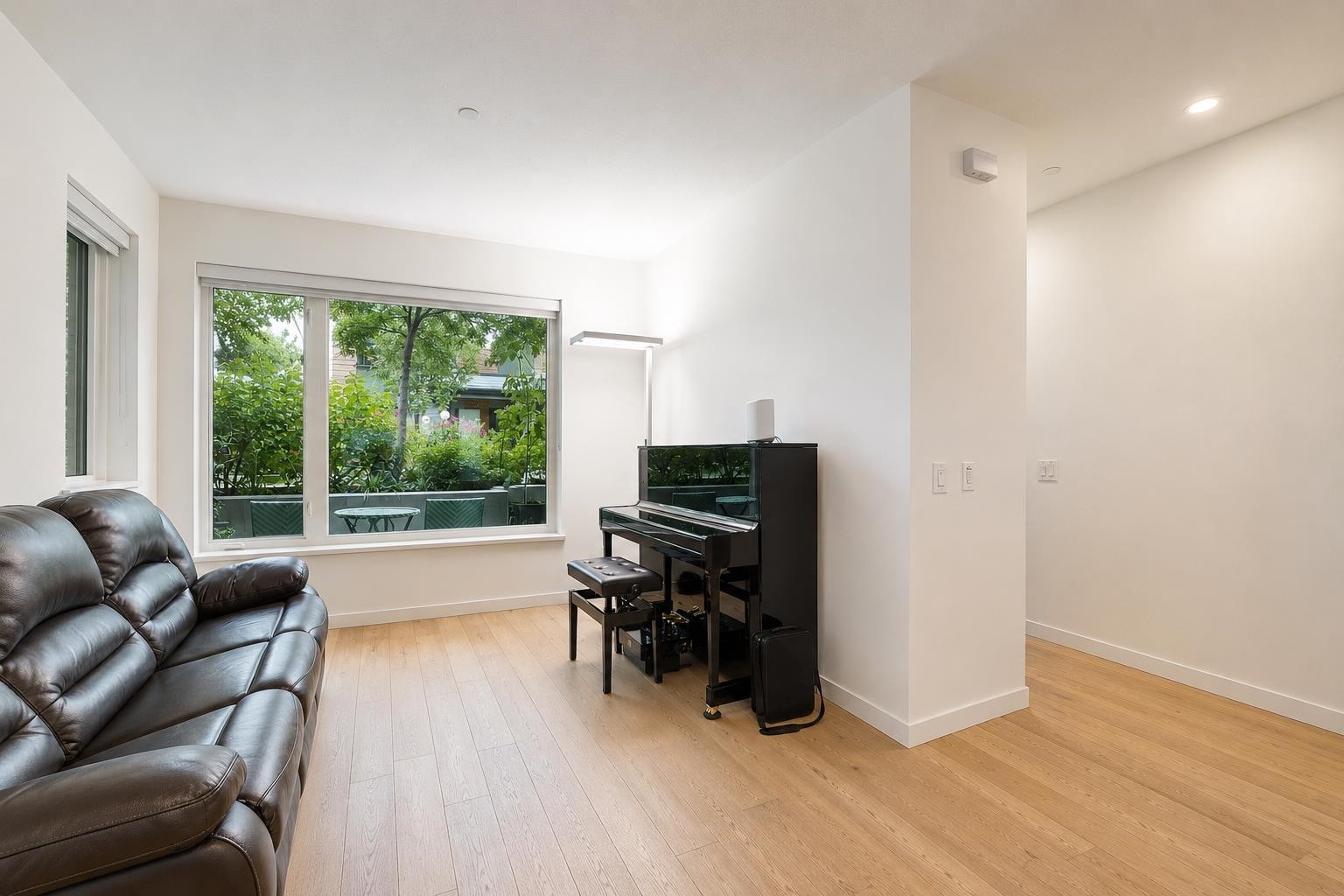 42-528 2Nd Street E, North Vancouver, BC - Indoor Photo Showing Other Room