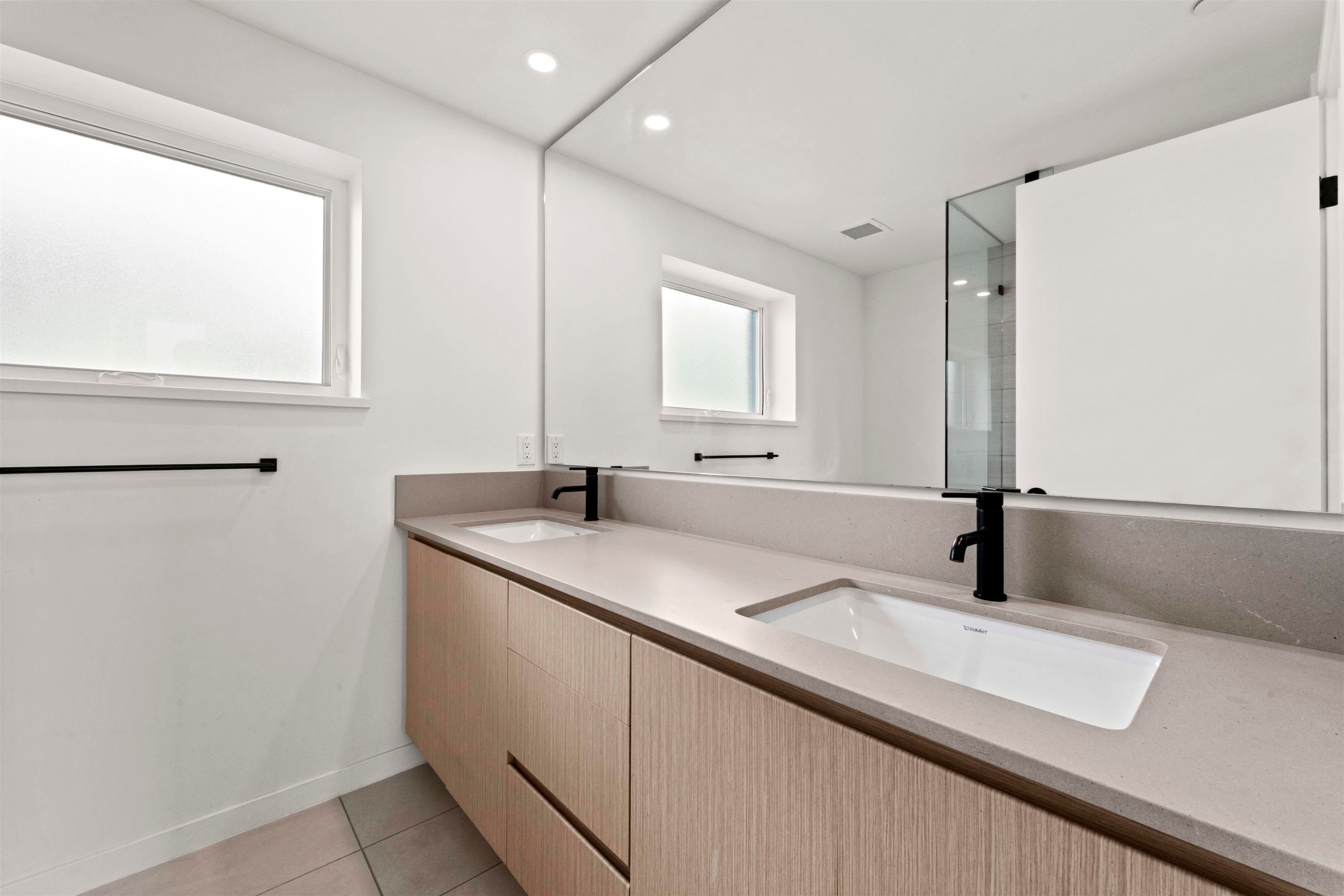 42-528 2Nd Street E, North Vancouver, BC - Indoor Photo Showing Bathroom