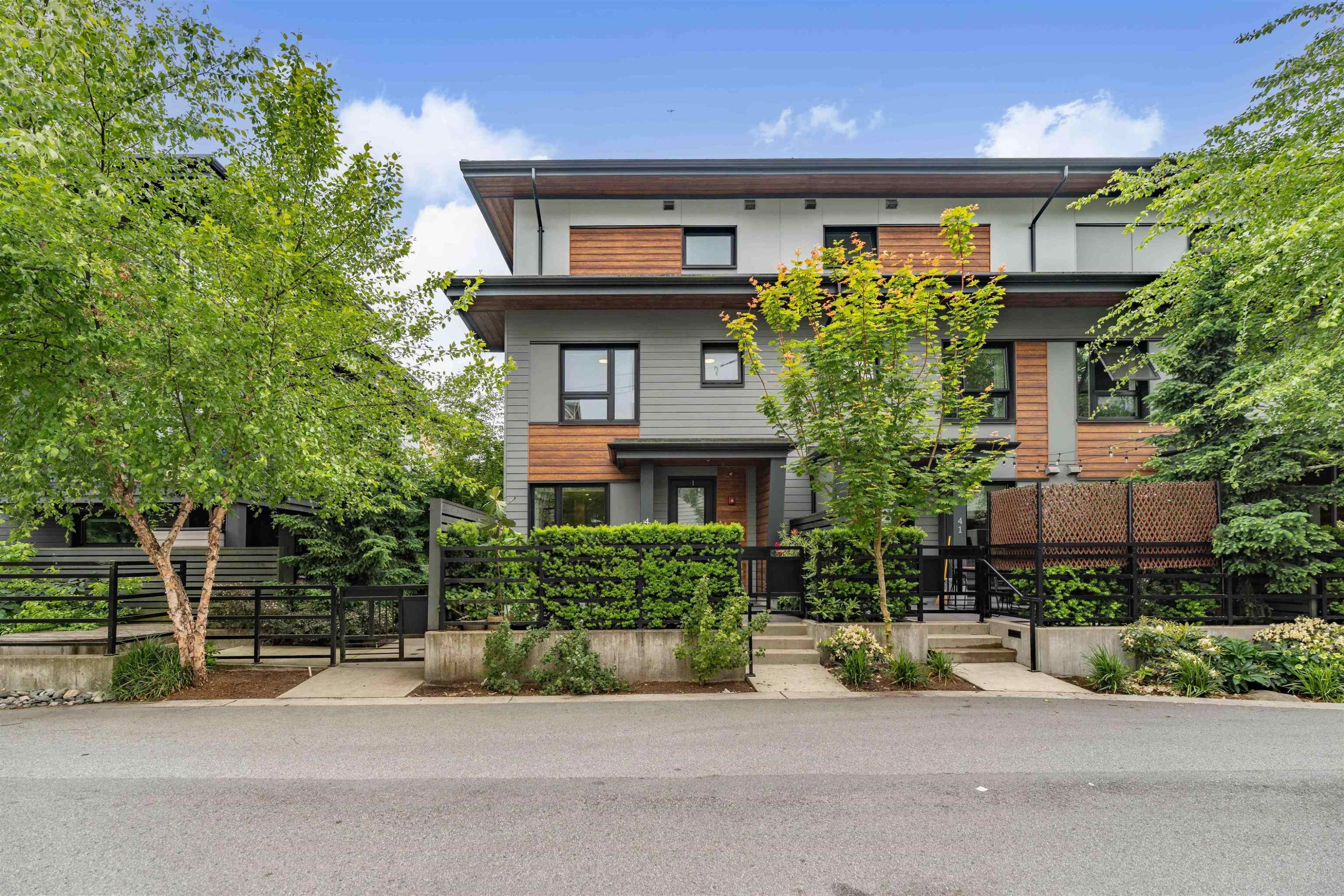 42-528 2Nd Street E, North Vancouver, BC - Outdoor With Facade