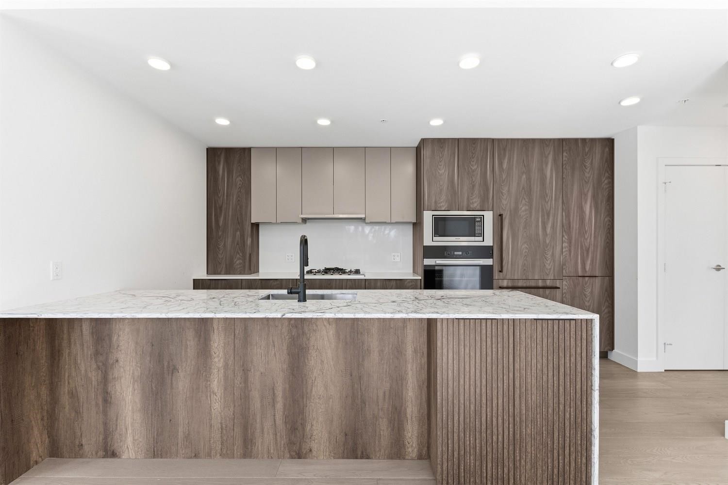 206-3590 39Th Avenue W, Vancouver, BC