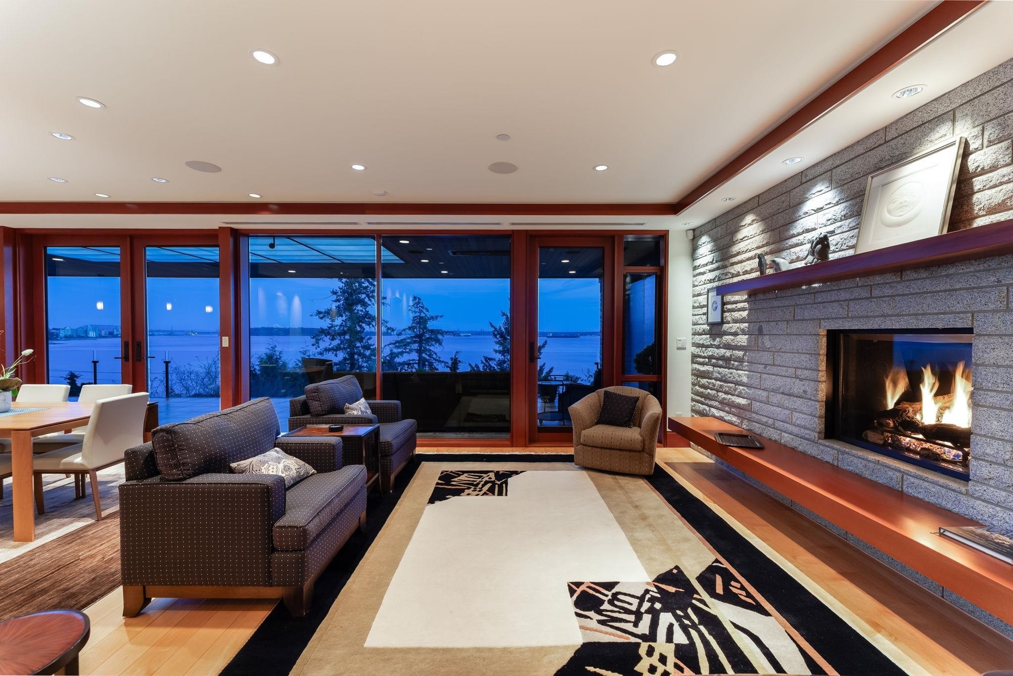 3673 Sunset Lane, West Vancouver, BC - Indoor Photo Showing Living Room With Fireplace