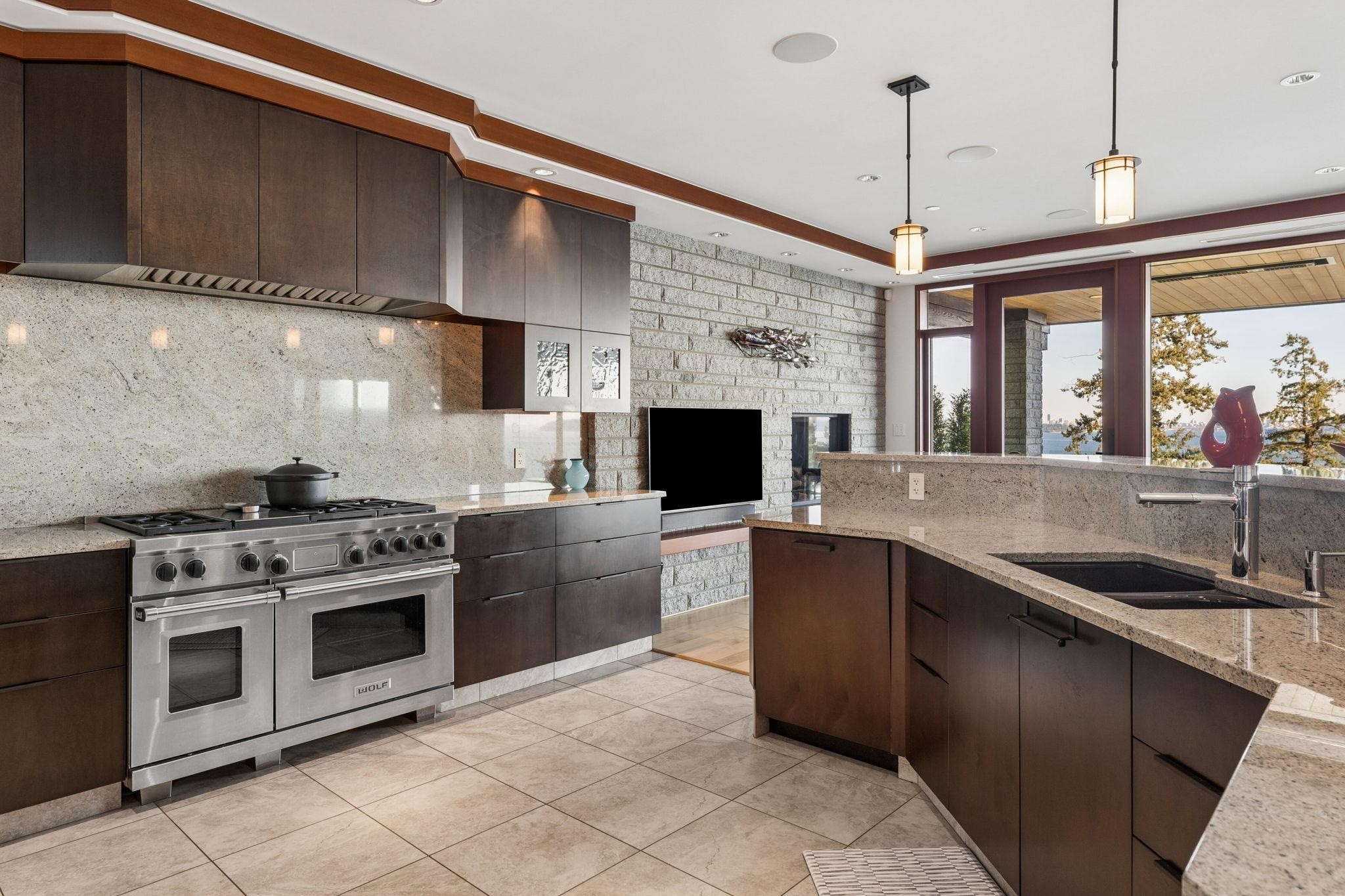 3673 Sunset Lane, West Vancouver, BC - Indoor Photo Showing Kitchen With Double Sink With Upgraded Kitchen