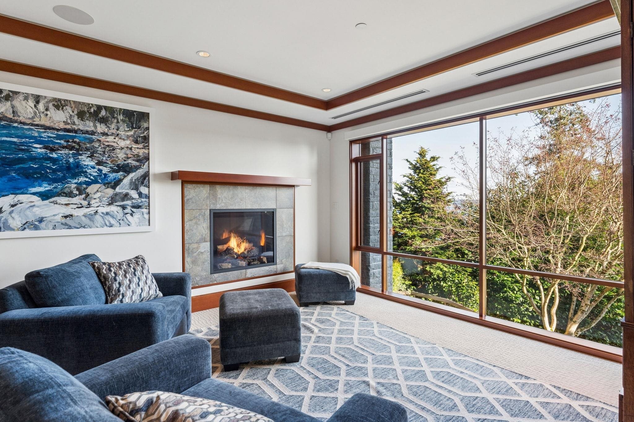 3673 Sunset Lane, West Vancouver, BC - Indoor Photo Showing Living Room With Fireplace