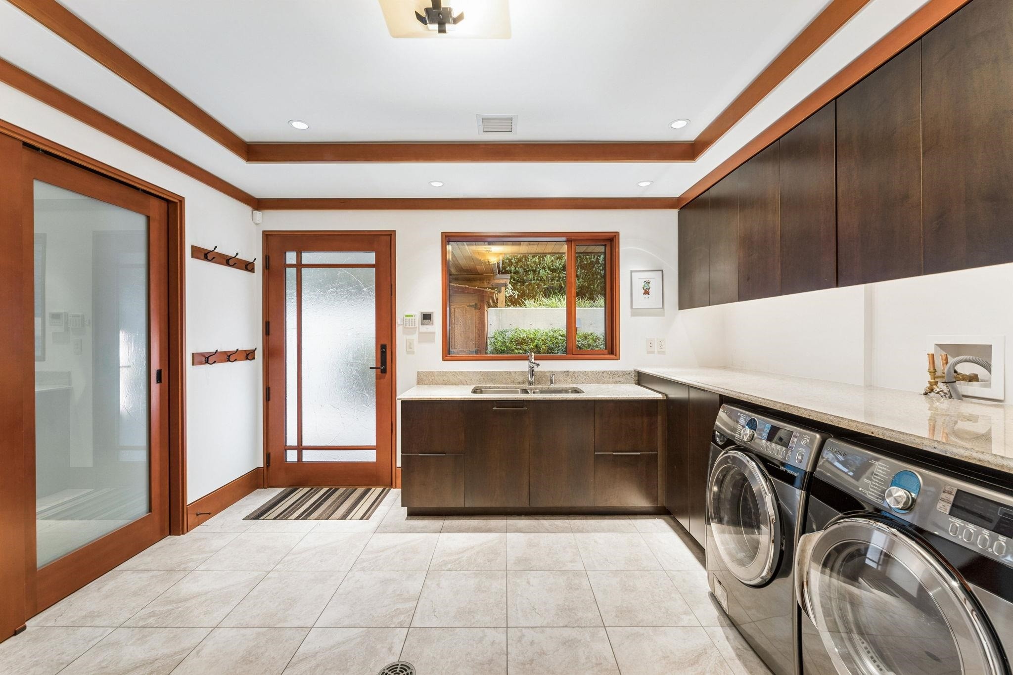3673 Sunset Lane, West Vancouver, BC - Indoor Photo Showing Laundry Room