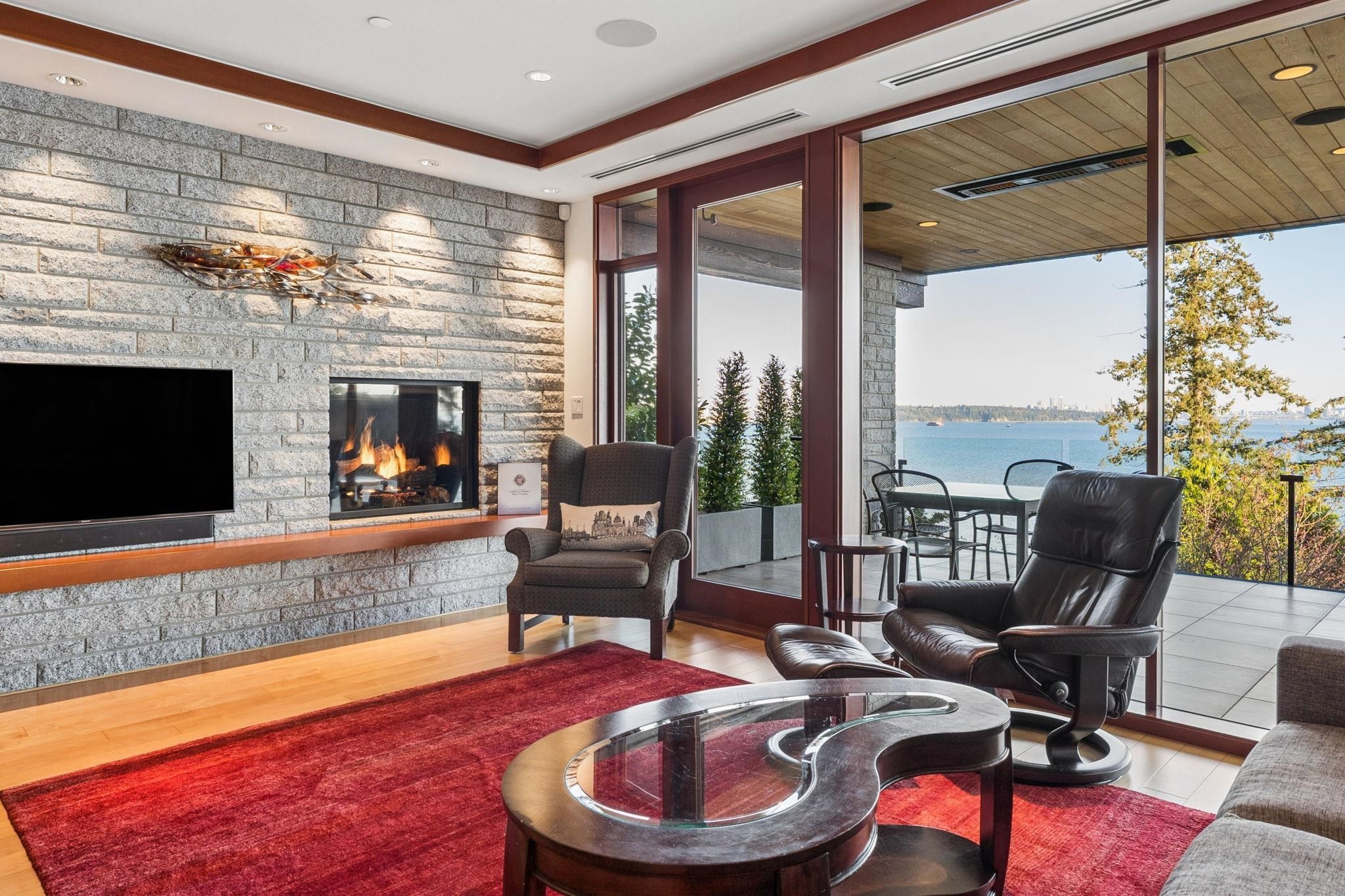 3673 Sunset Lane, West Vancouver, BC - Indoor Photo Showing Living Room With Fireplace