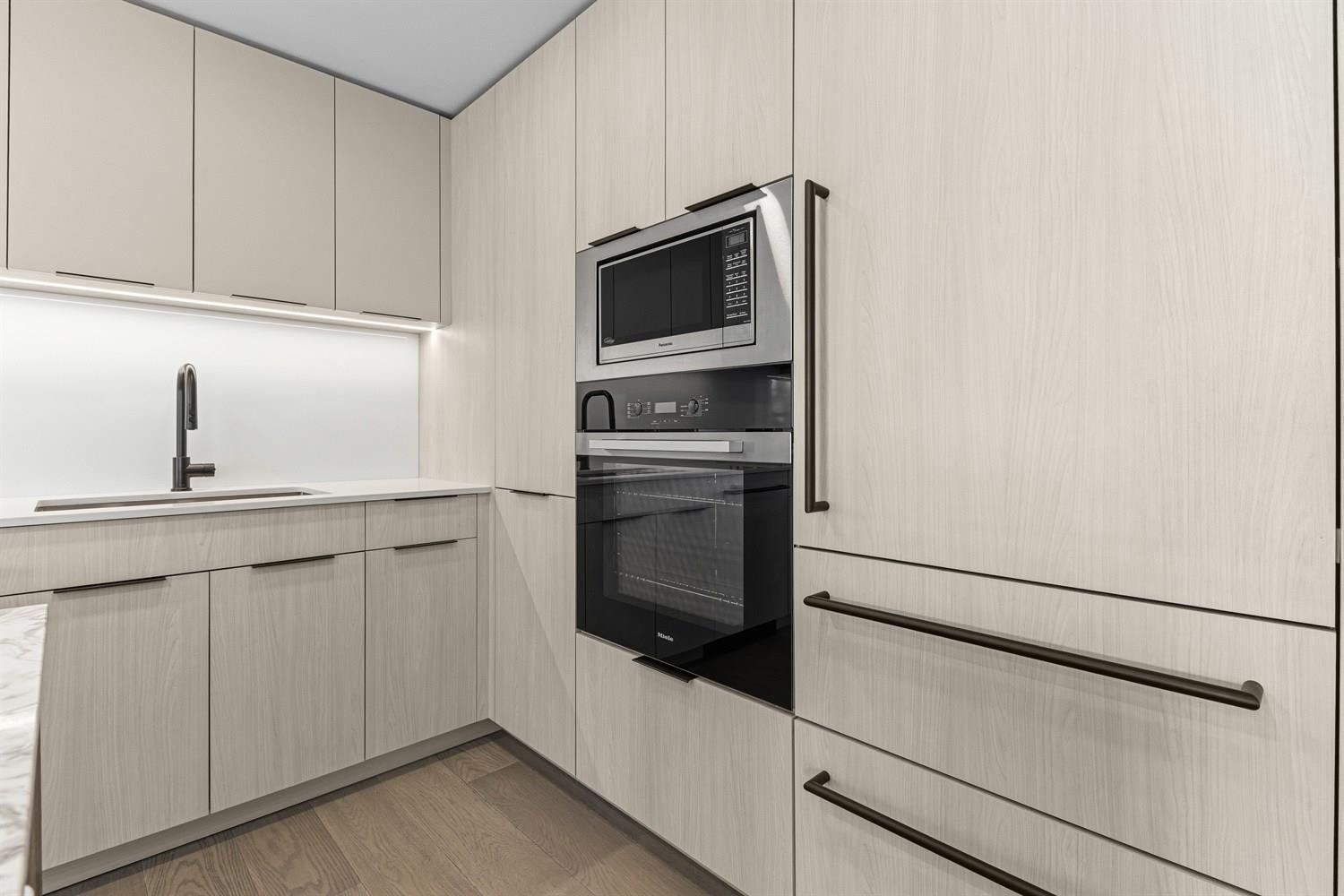 301-3590 39Th Avenue W, Vancouver, BC