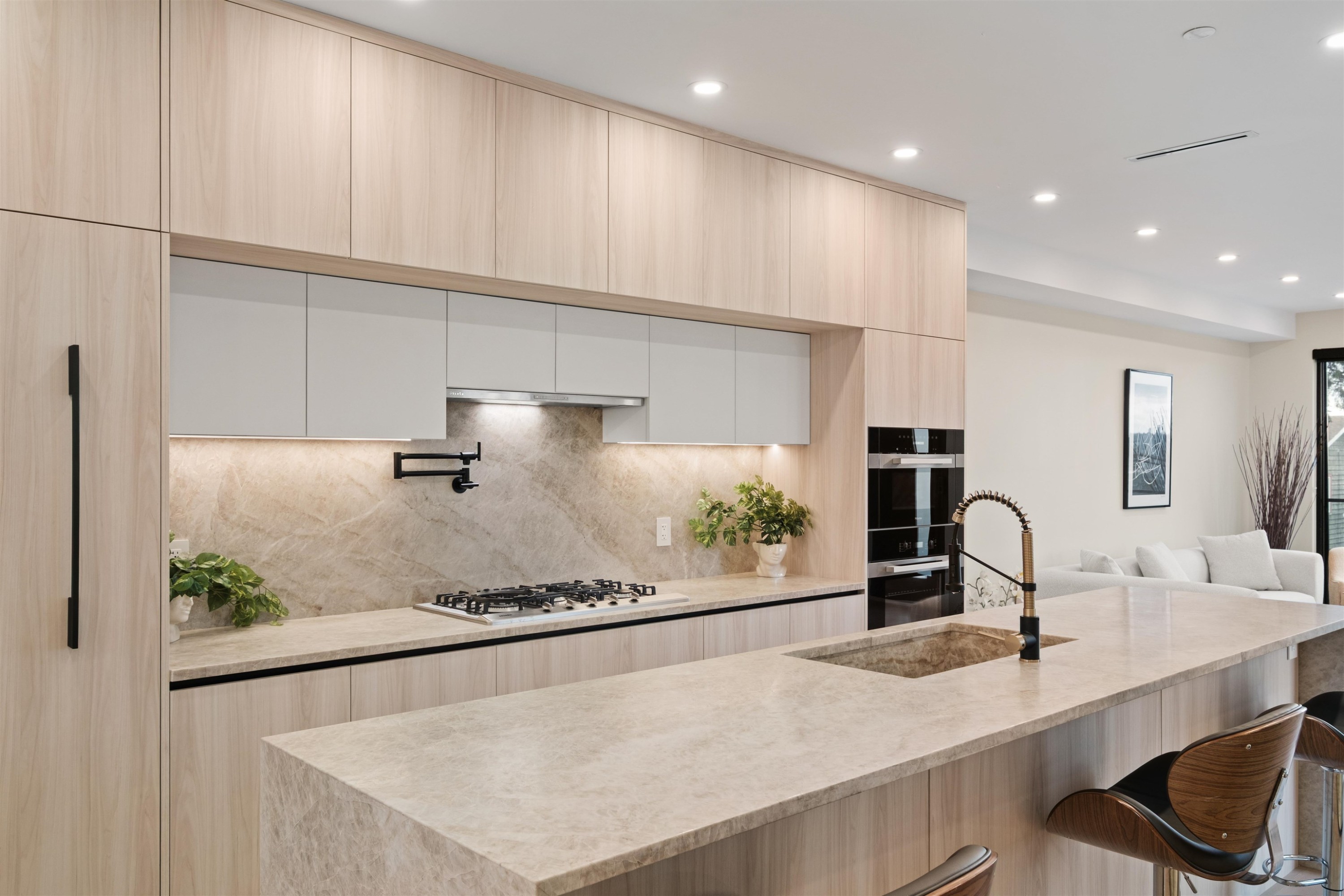 502 5Th Street E, North Vancouver, BC