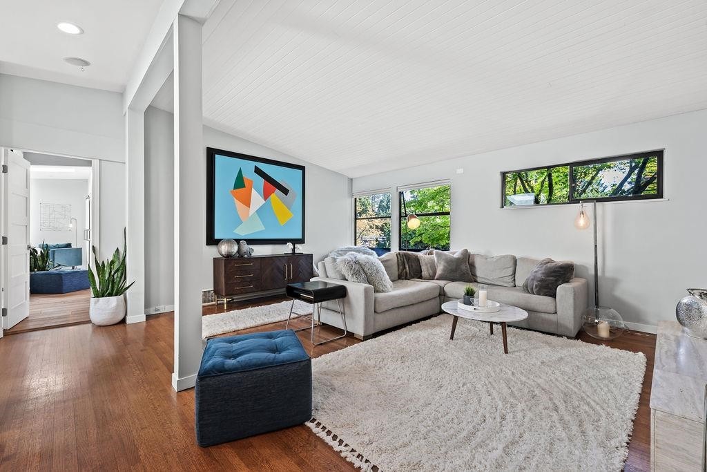 1098 Linnae Avenue, North Vancouver, BC