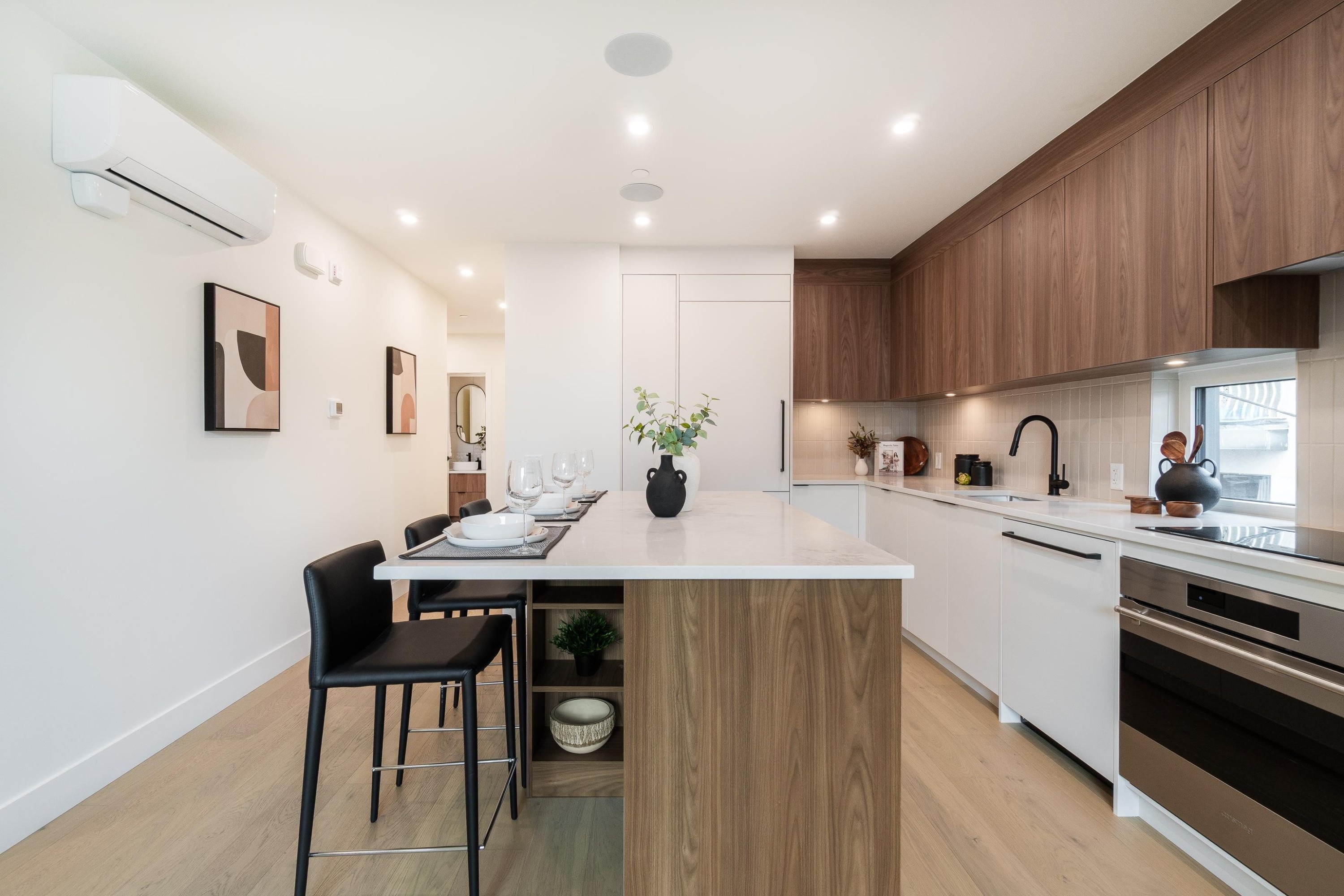 122-1552 3Rd Avenue E, Vancouver, BC