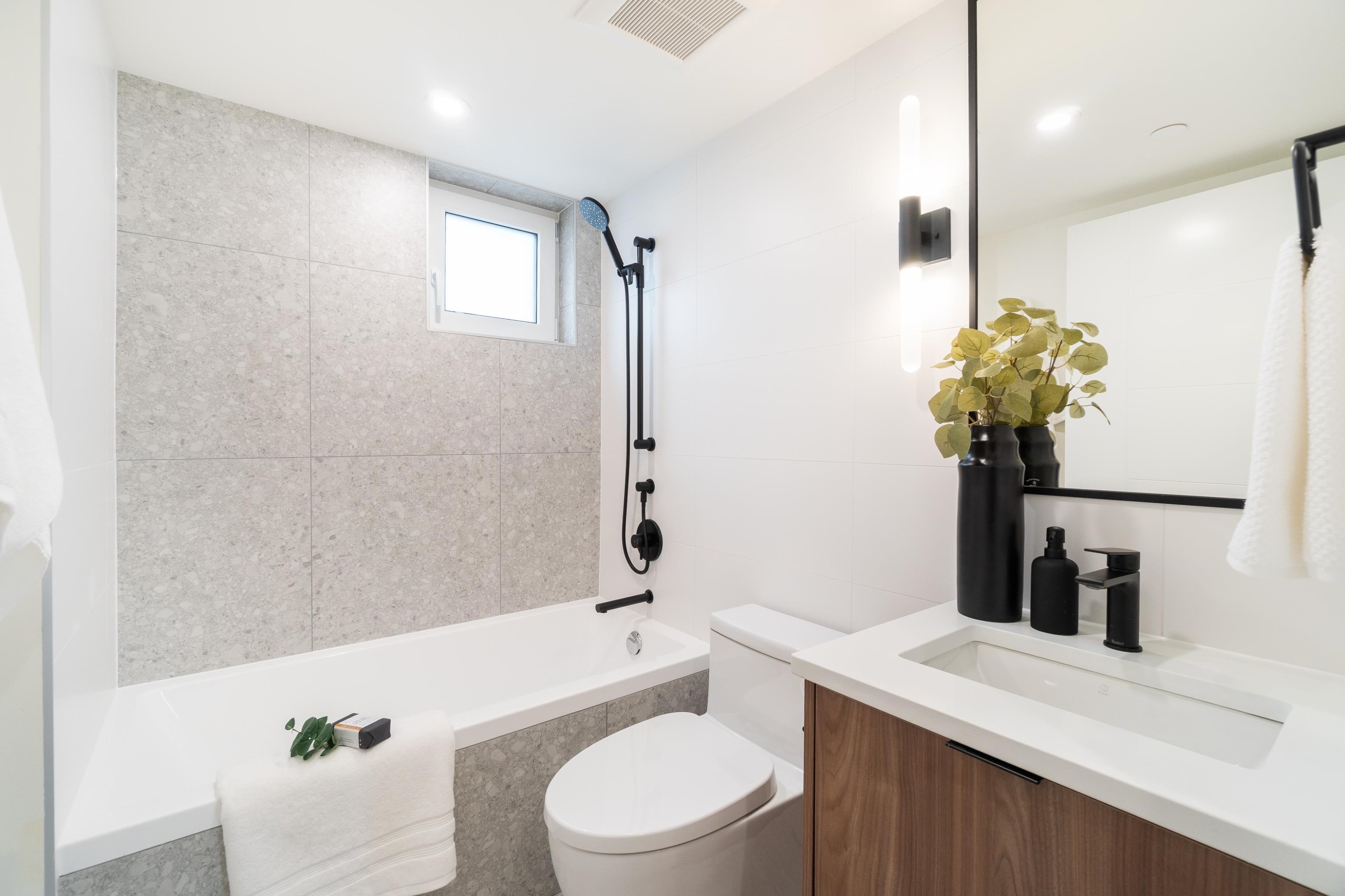 122-1552 3Rd Avenue E, Vancouver, BC