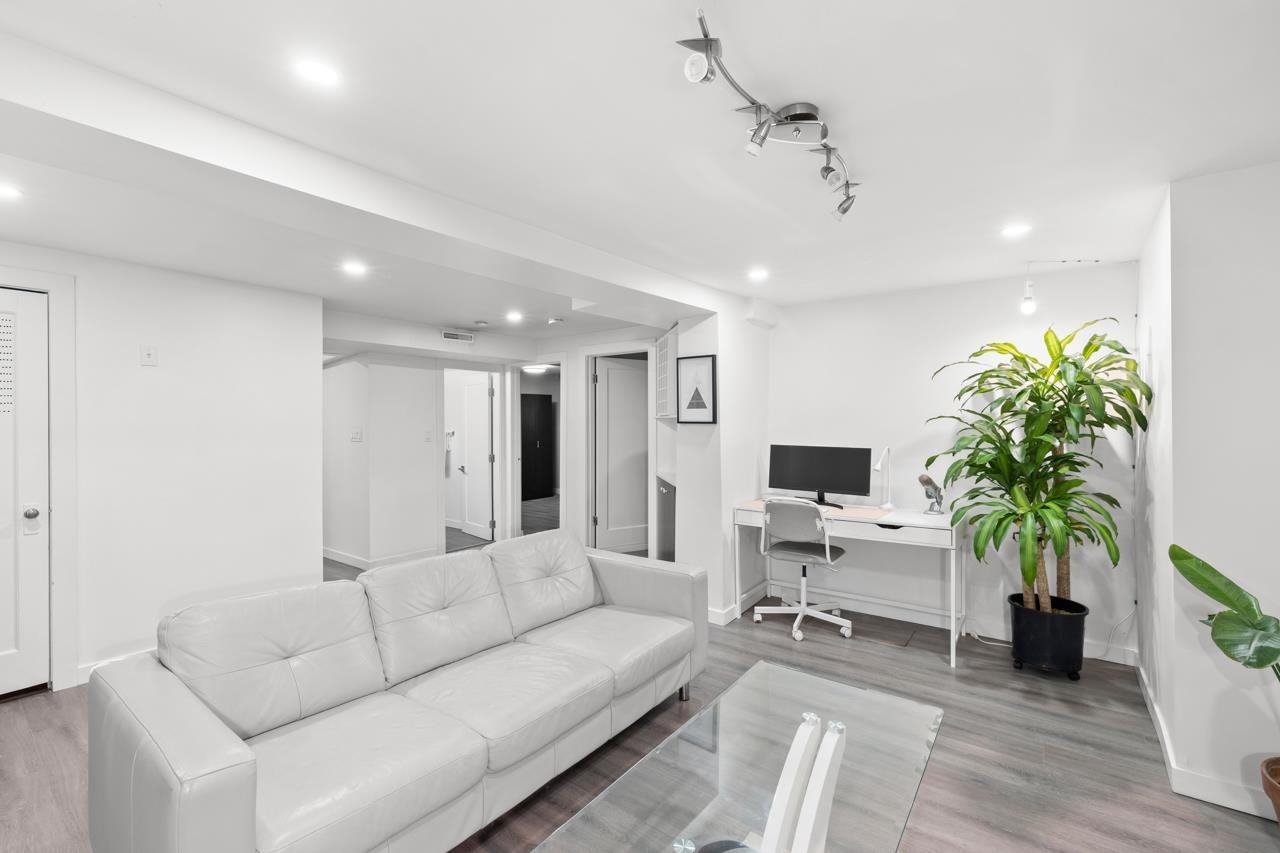 2036 Broadway E, Vancouver, BC
