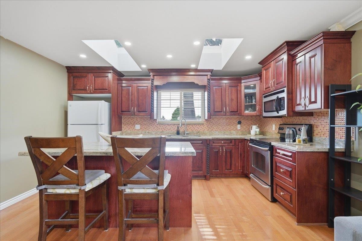 7694 Buller Avenue, Burnaby, BC - Indoor Photo Showing Kitchen