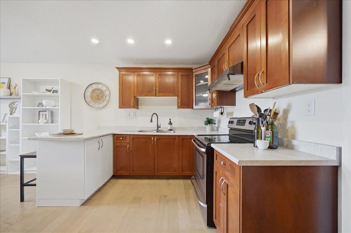 7694 Buller Avenue, Burnaby, BC - Indoor Photo Showing Kitchen