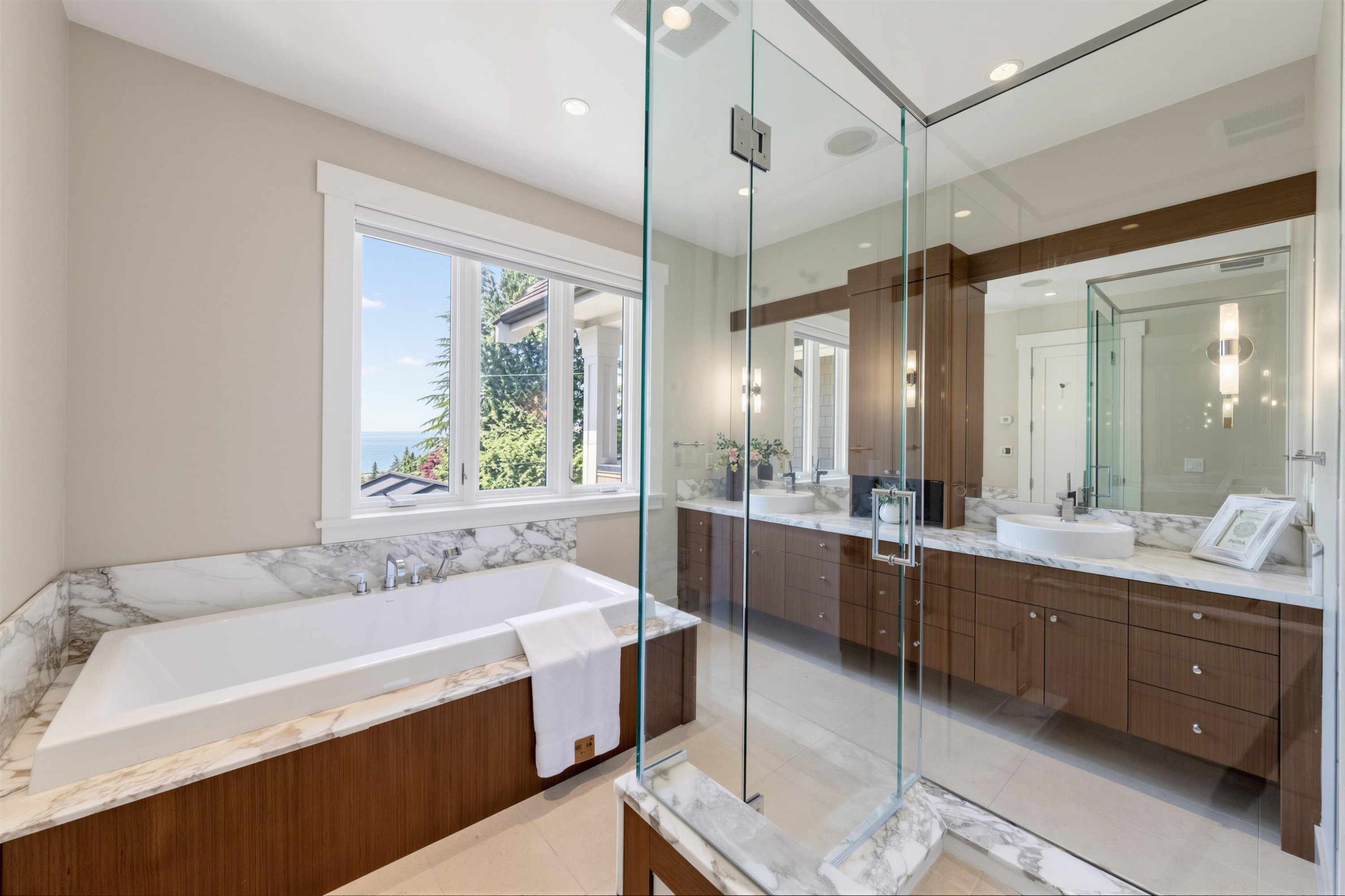 2645 Rosebery Avenue, West Vancouver, BC