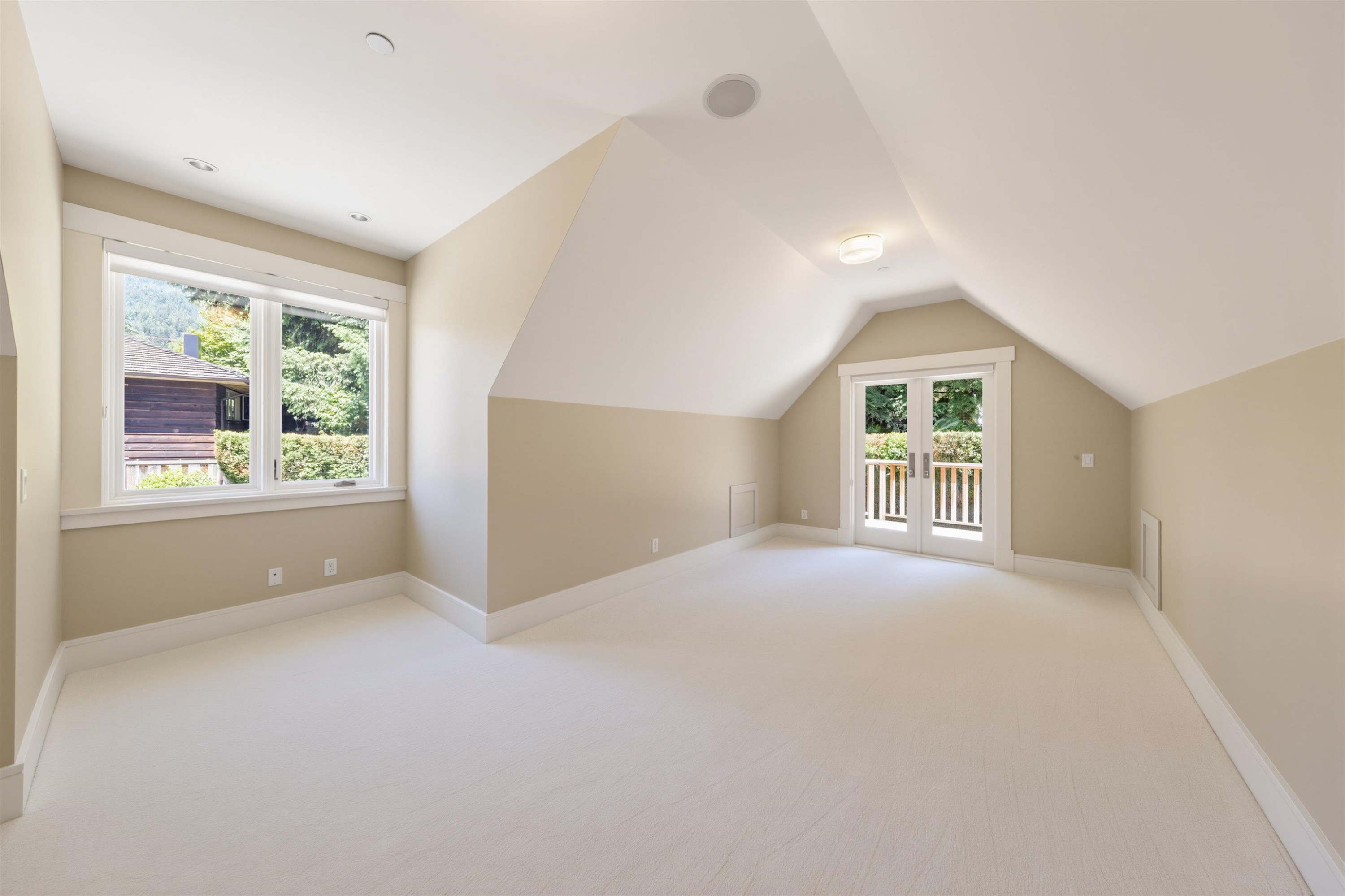 2645 Rosebery Avenue, West Vancouver, BC