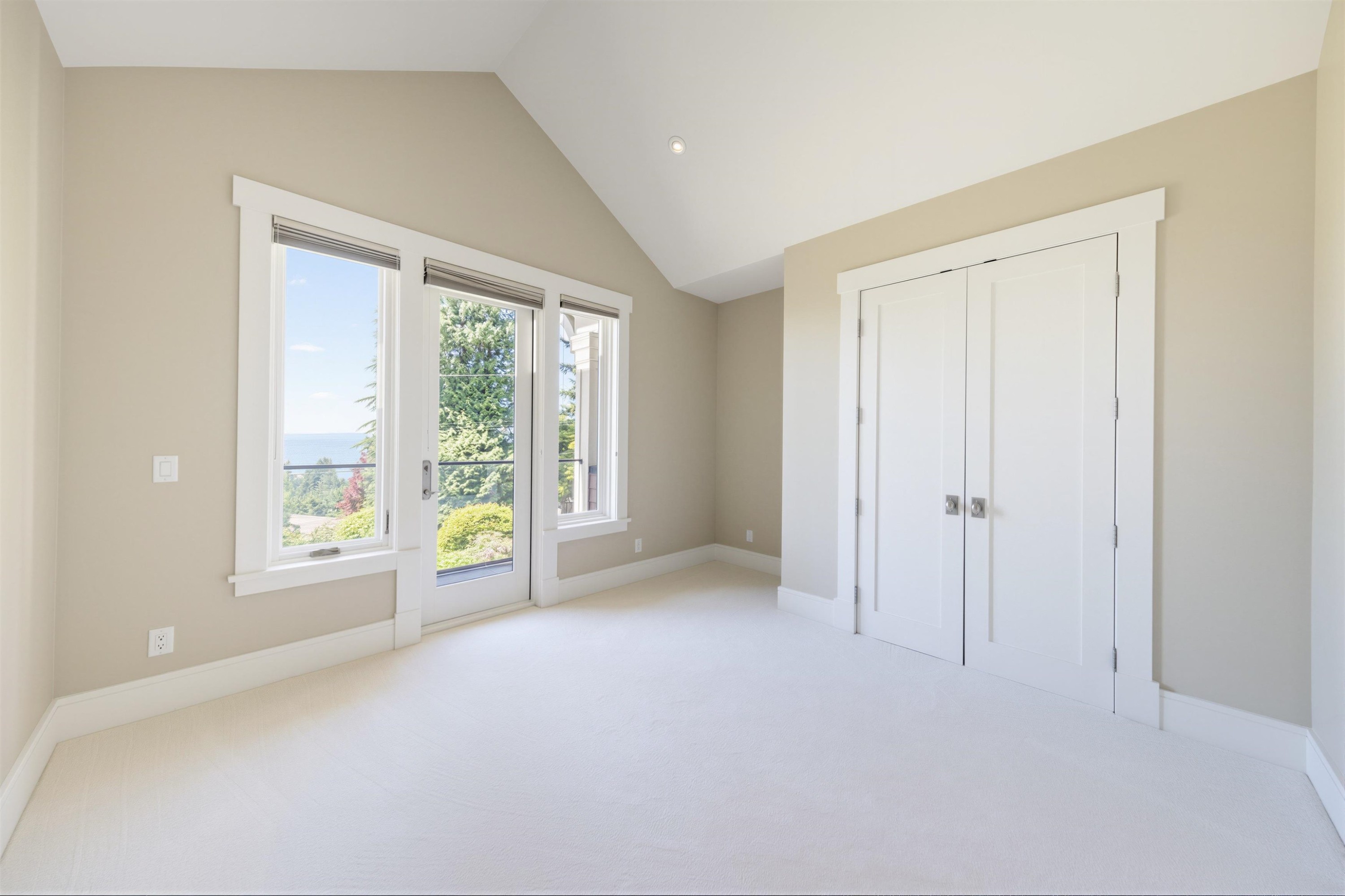 2645 Rosebery Avenue, West Vancouver, BC