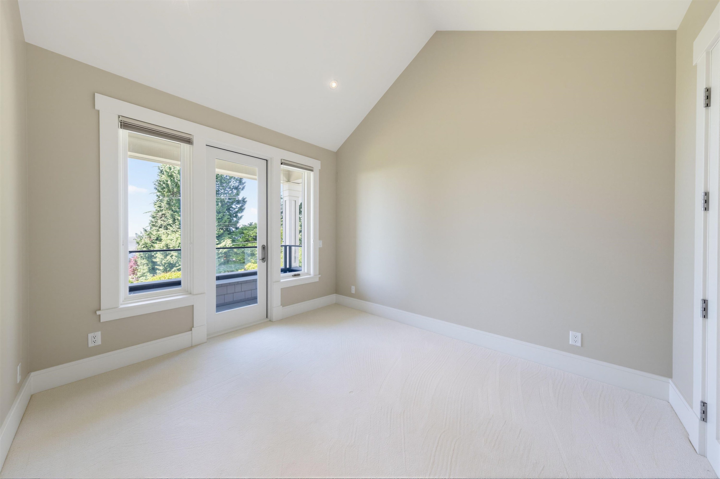 2645 Rosebery Avenue, West Vancouver, BC