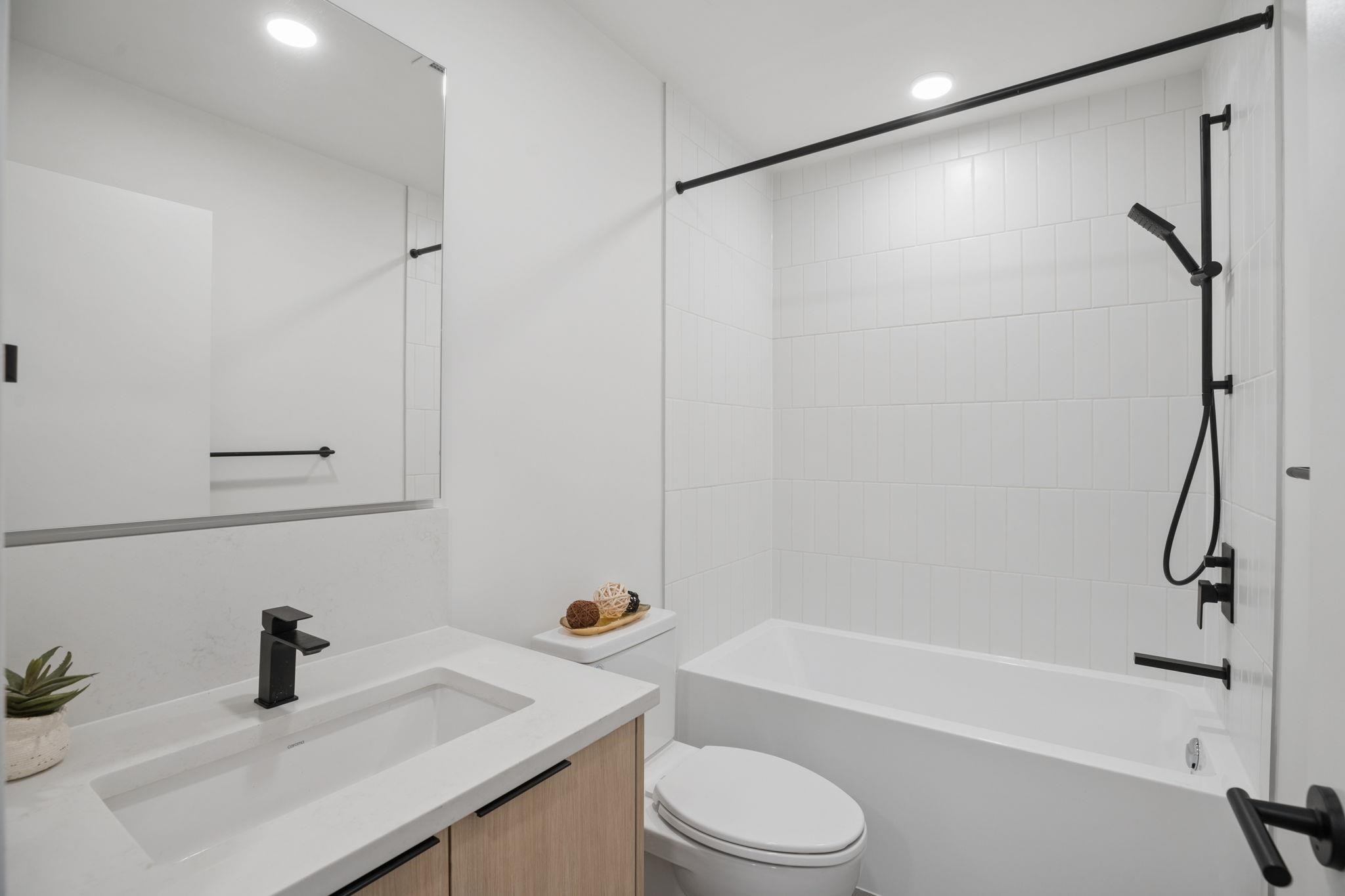 563-422 3Rd Street E, North Vancouver, BC