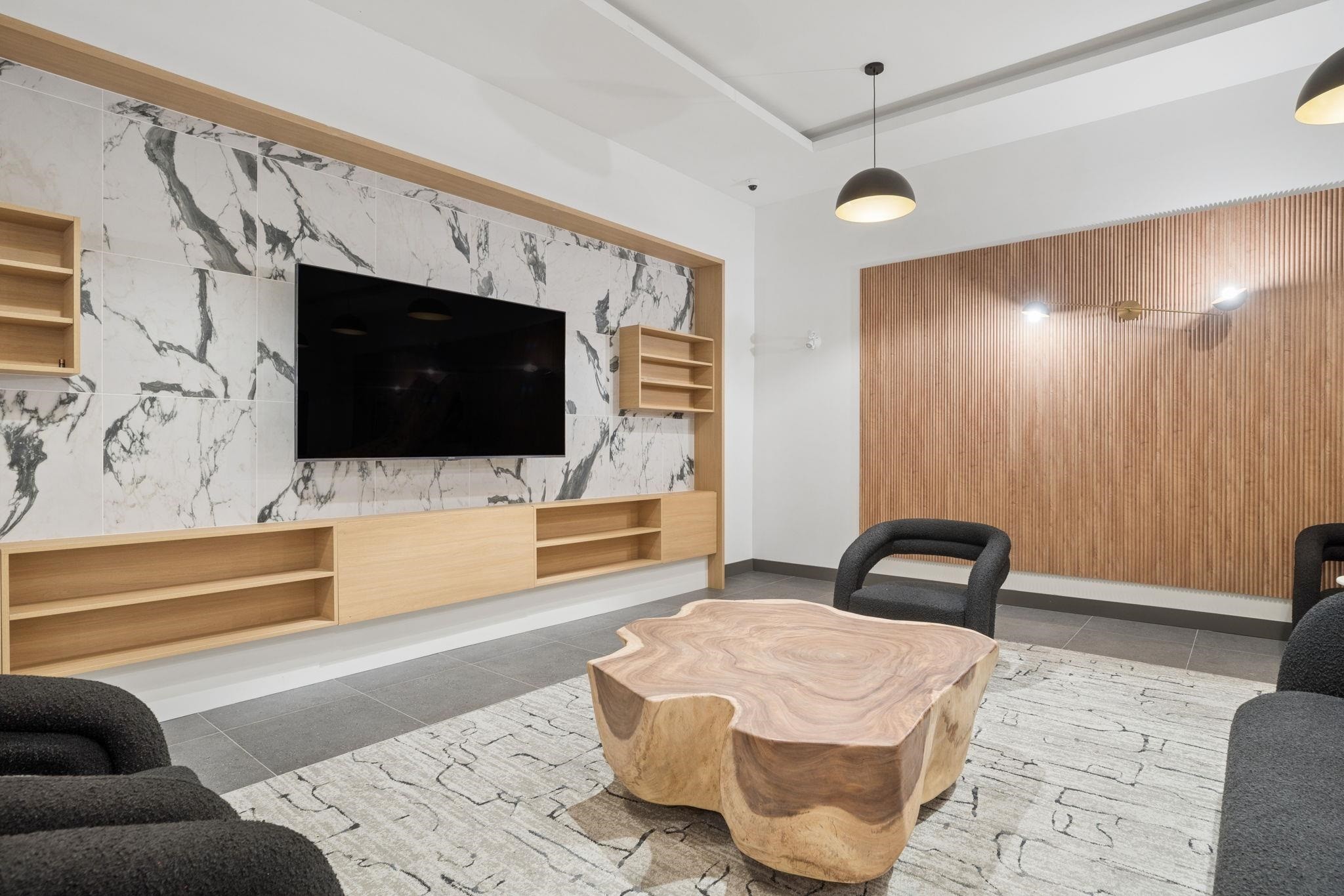 563-422 3Rd Street E, North Vancouver, BC