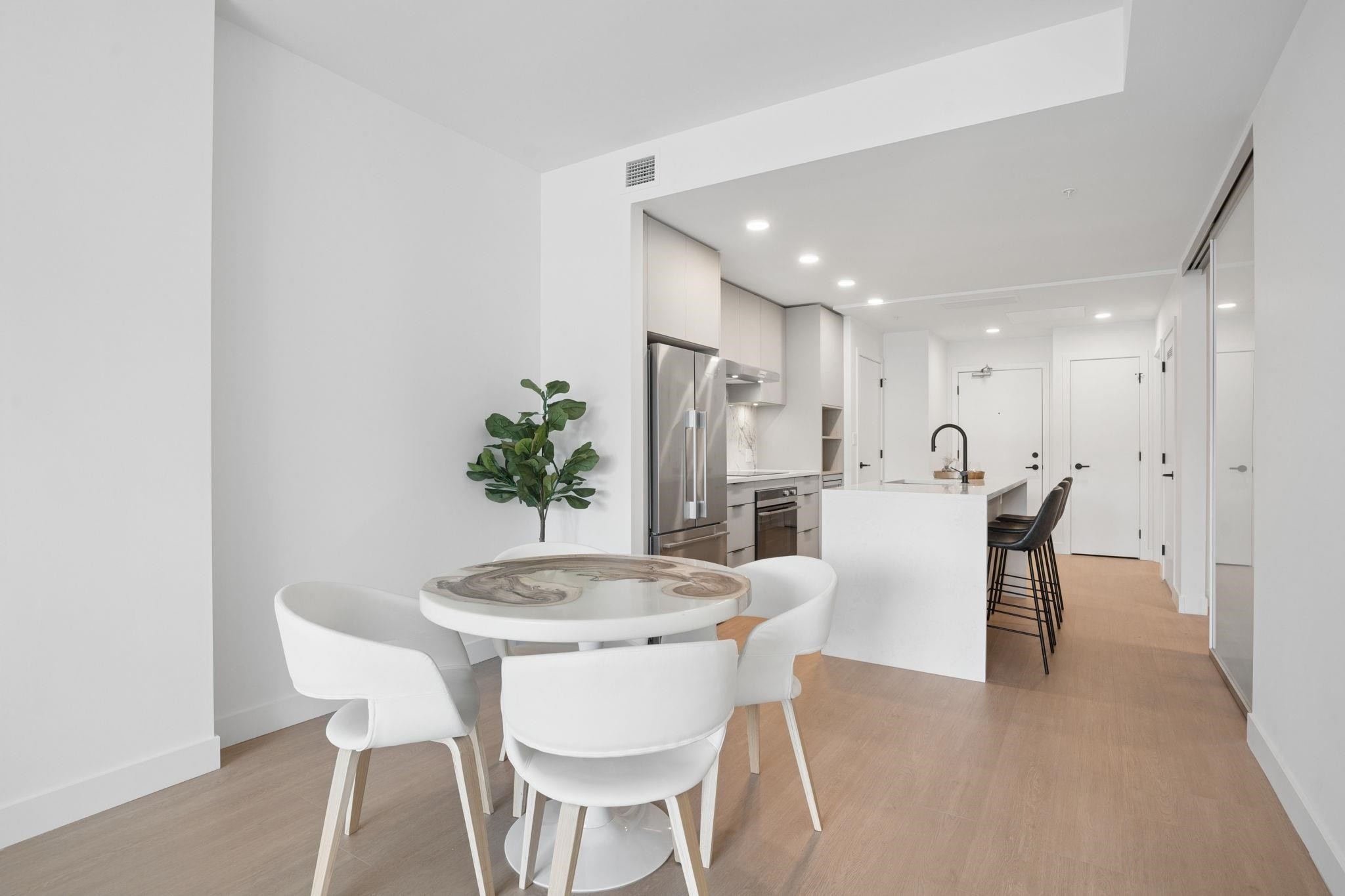 563-422 3Rd Street E, North Vancouver, BC