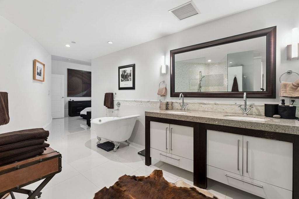 304-1102 Hornby Street, Vancouver, BC