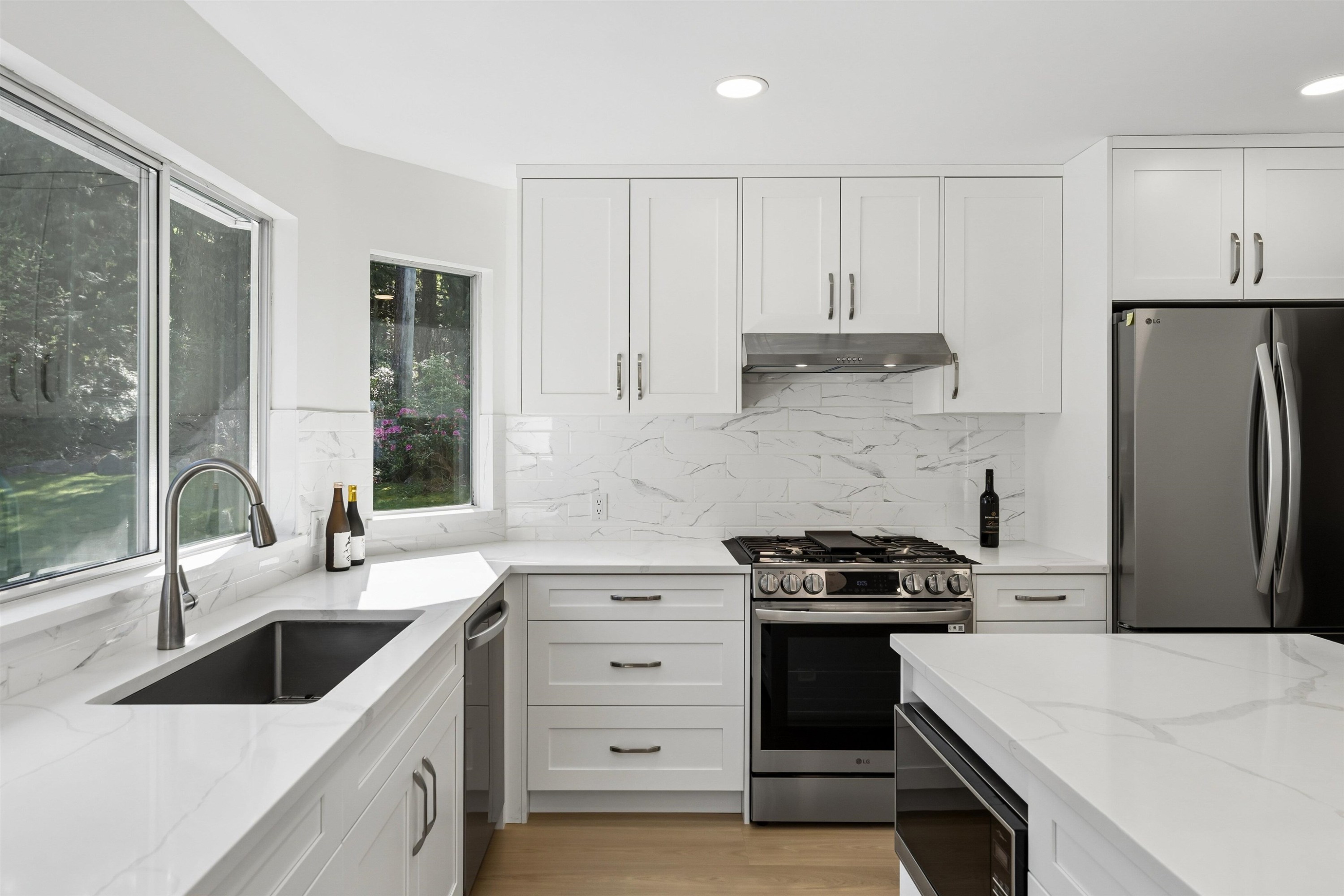 5399 Westhaven Wynd, West Vancouver, BC - Indoor Photo Showing Kitchen With Upgraded Kitchen