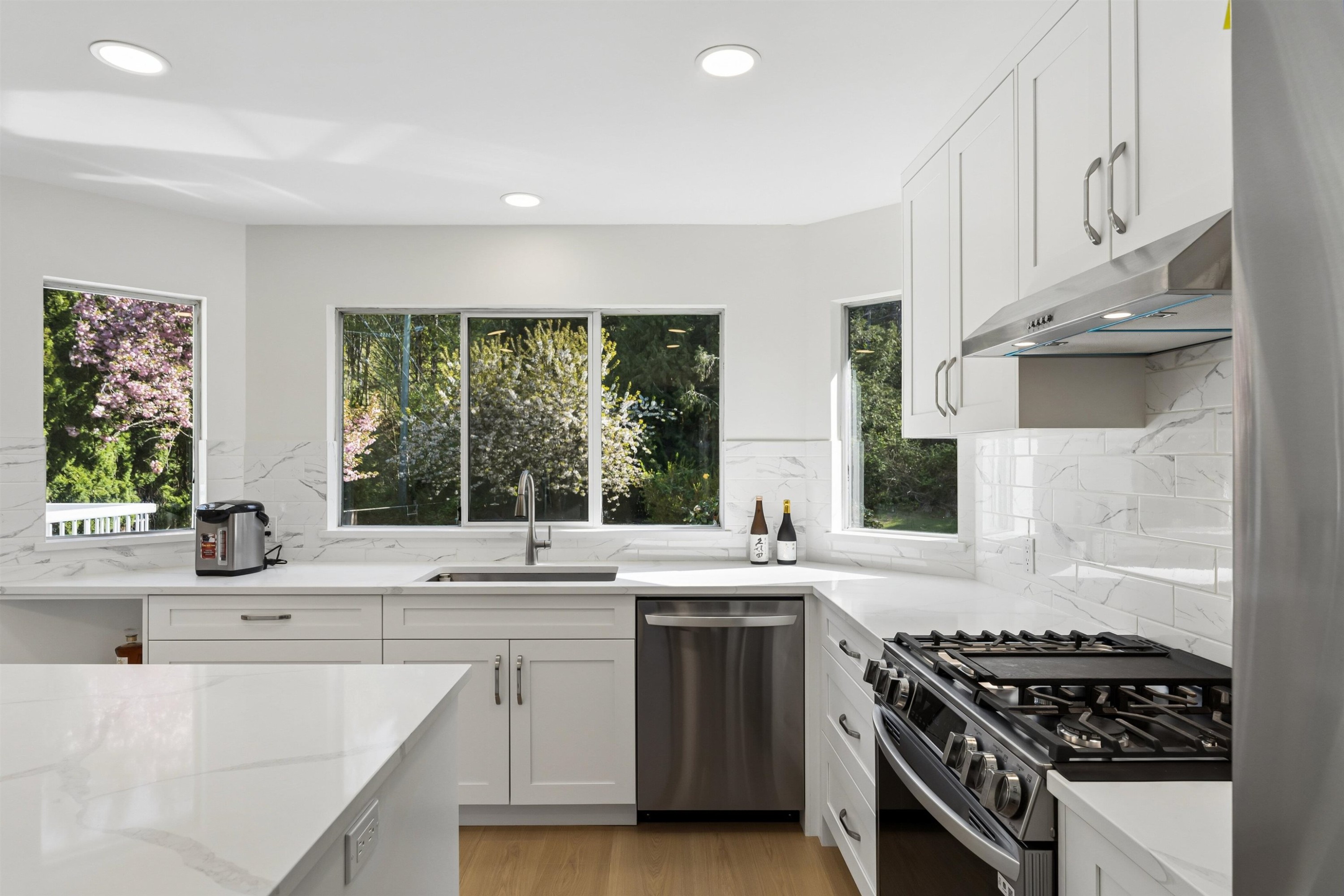 5399 Westhaven Wynd, West Vancouver, BC - Indoor Photo Showing Kitchen With Upgraded Kitchen