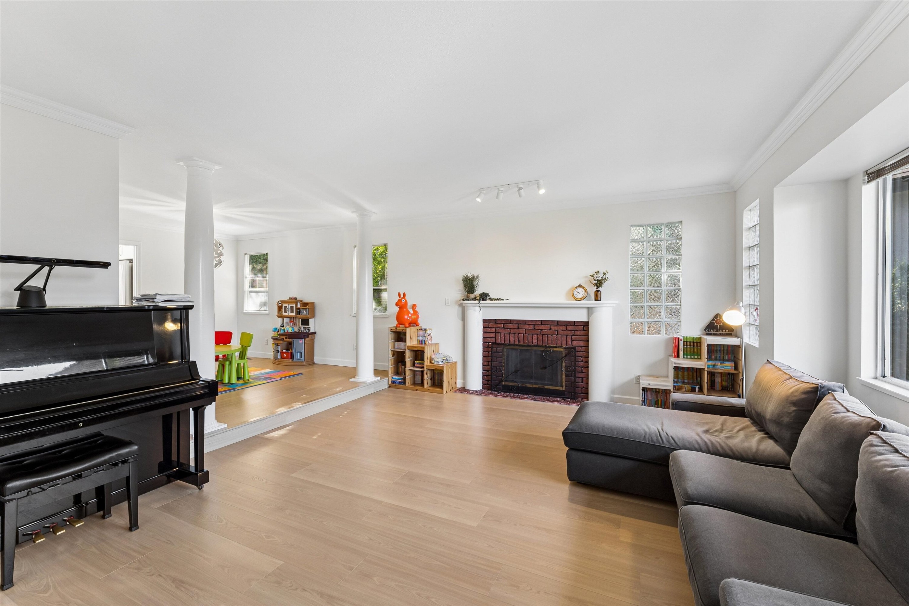 5399 Westhaven Wynd, West Vancouver, BC - Indoor Photo Showing Living Room With Fireplace