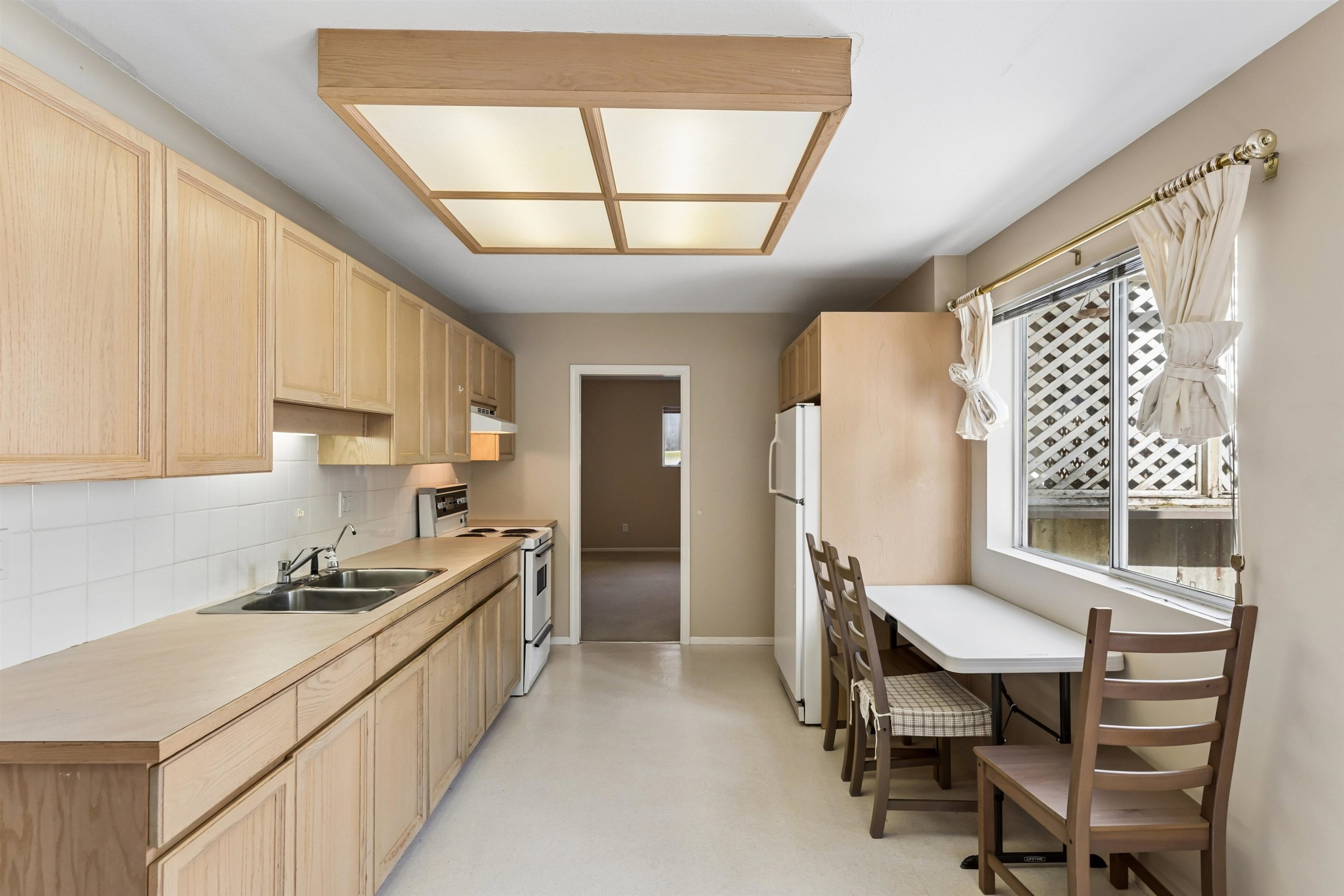 5399 Westhaven Wynd, West Vancouver, BC - Indoor Photo Showing Kitchen With Double Sink