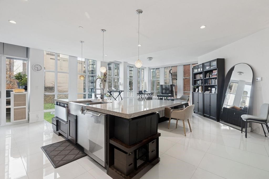 402-1102 Hornby Street, Vancouver, BC