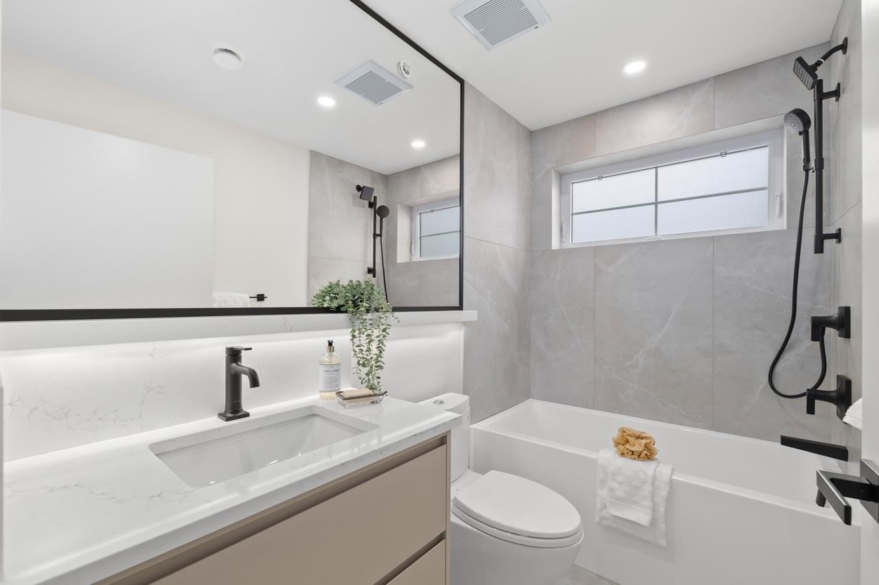 2438 49Th Avenue W, Vancouver, BC