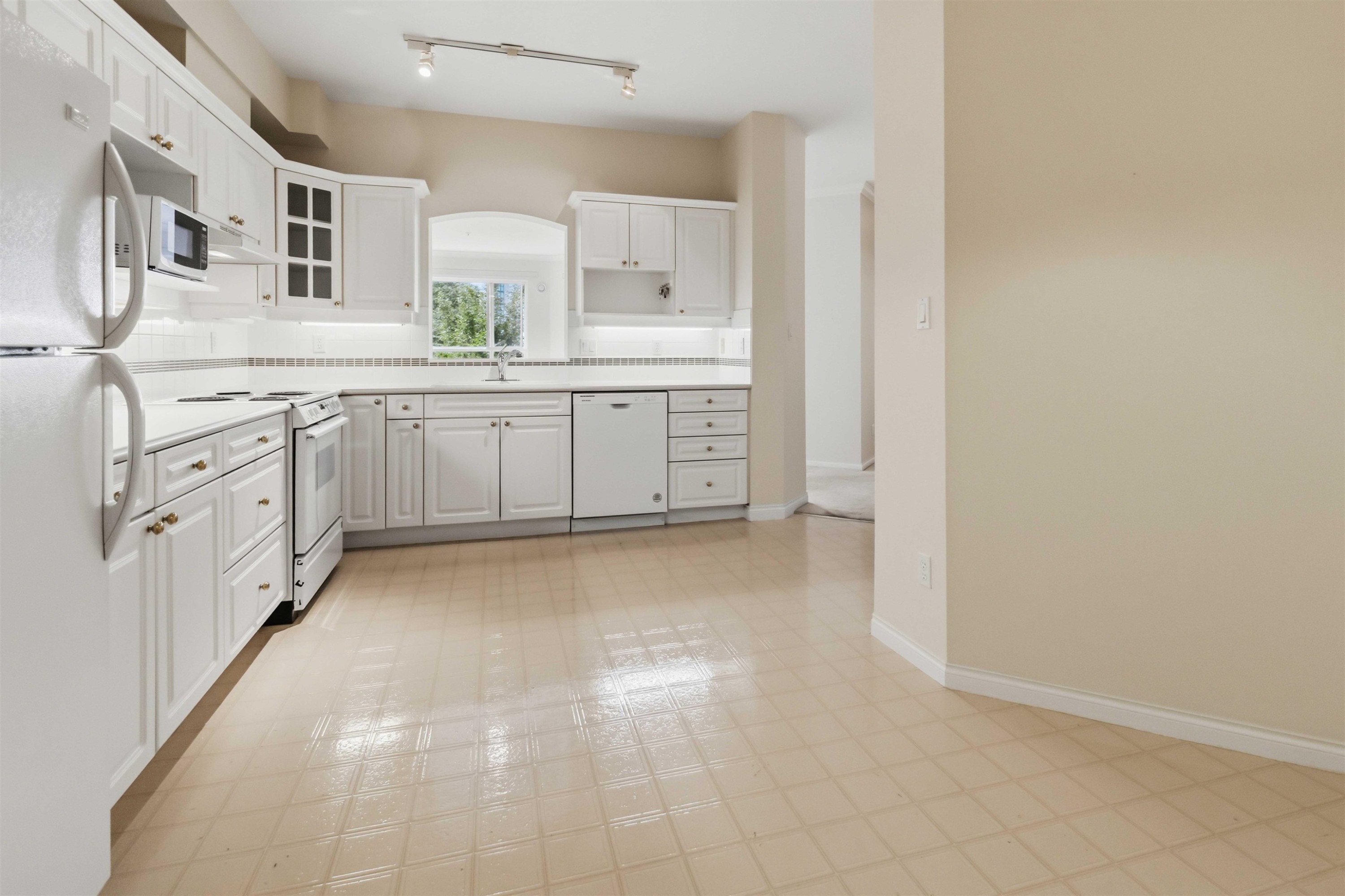 226-3098 Guildford Way, Coquitlam, BC