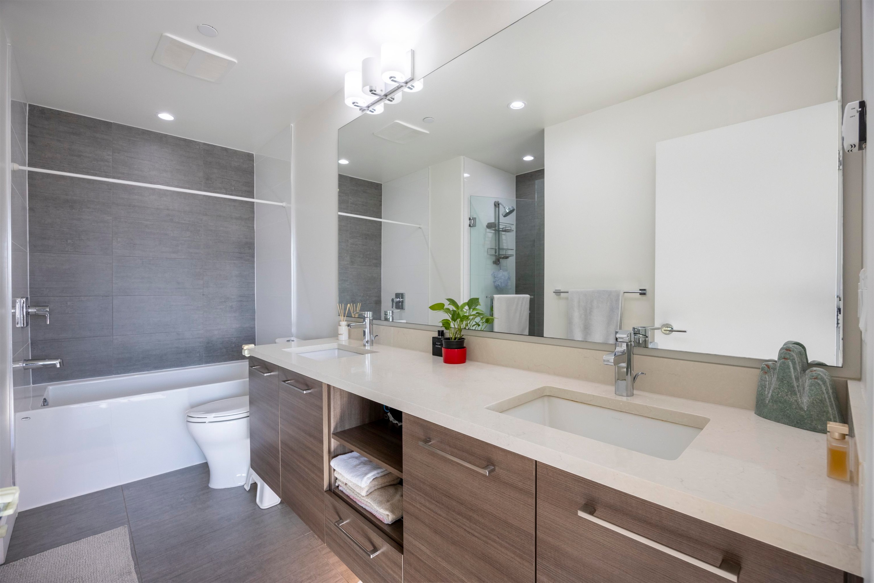 305-8580 River District Crossing, Vancouver, BC