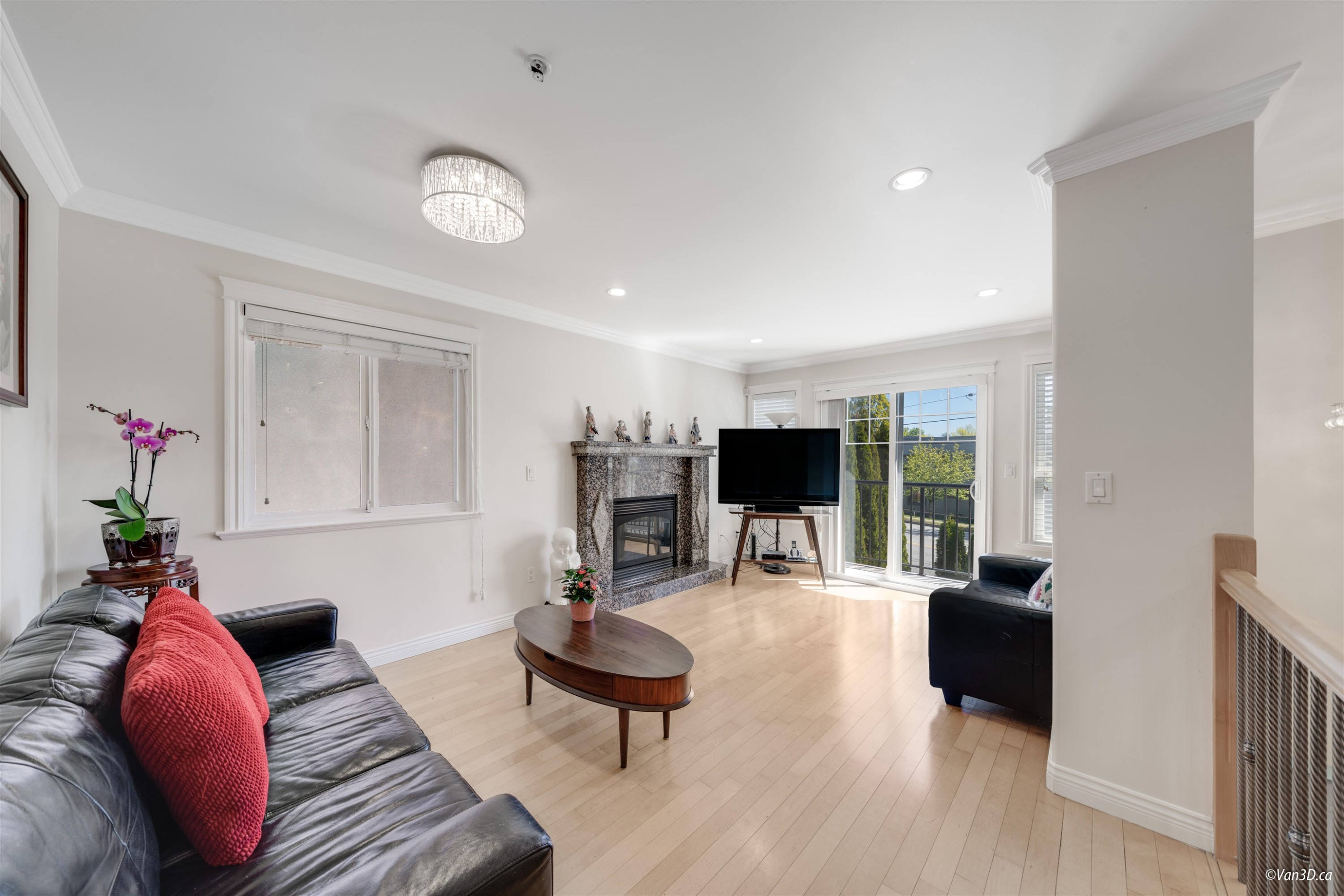 7531 Oak Street, Vancouver, BC - Indoor Photo Showing Living Room With Fireplace